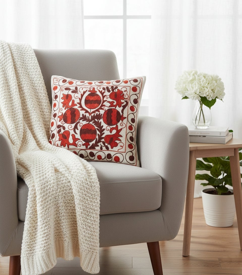 Coussin rouge 16"x17" en dentelle Suzani, broderie à la main