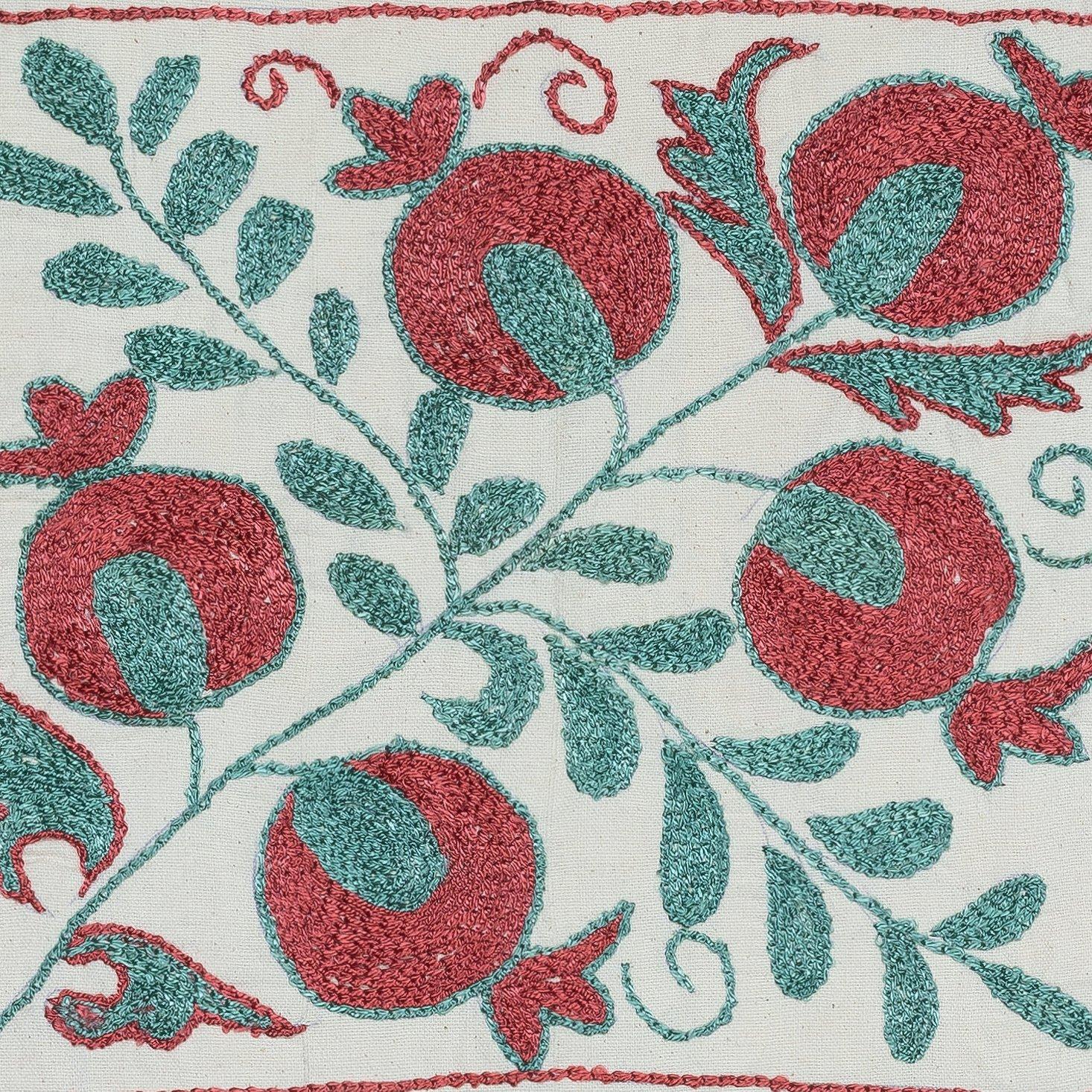 Nouvelle housse de coussin 100% coton brodée à la main - Art textile ouzbek authentique

Apportez une touche d'héritage d'Asie centrale à votre intérieur avec cette taie d'oreiller Suzani d'Ouzbékistan, brodée à la main et composée à 100 % de coton.