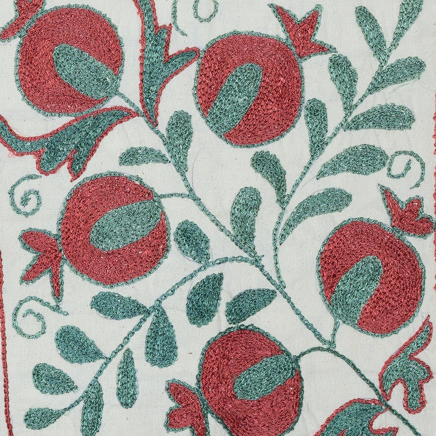 Nouvelle housse de coussin 100% coton brodée à la main - Art textile ouzbek authentique

Apportez une touche d'héritage d'Asie centrale à votre intérieur avec cette taie d'oreiller Suzani d'Ouzbékistan, brodée à la main et composée à 100 % de coton.
