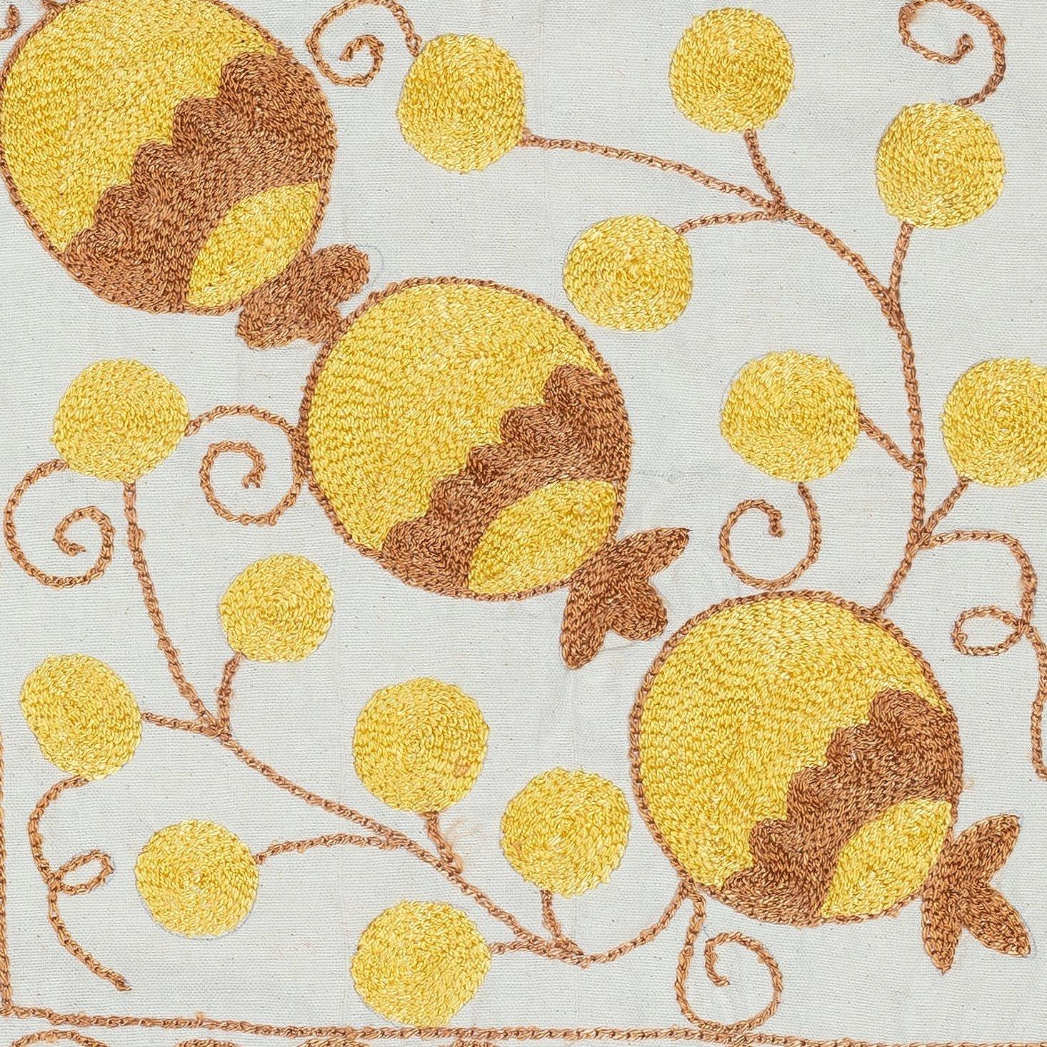 Nouvelle housse de coussin 100% coton brodée à la main - Art textile ouzbek authentique

Apportez une touche d'héritage d'Asie centrale à votre intérieur avec cette taie d'oreiller Suzani d'Ouzbékistan, brodée à la main et composée à 100 % de coton.