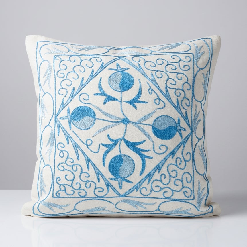 Housse de coussin Suzani, coussin en dentelle brodée ouzbek en crème et bleu clair 16 "x18".