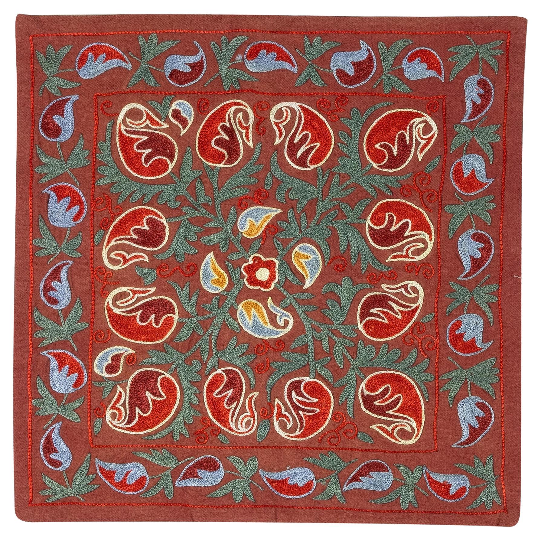 Coussin en dentelle traditionnelle 16 "x18" en rouge bourgogne. Housse de coussin brodée en soie en vente
