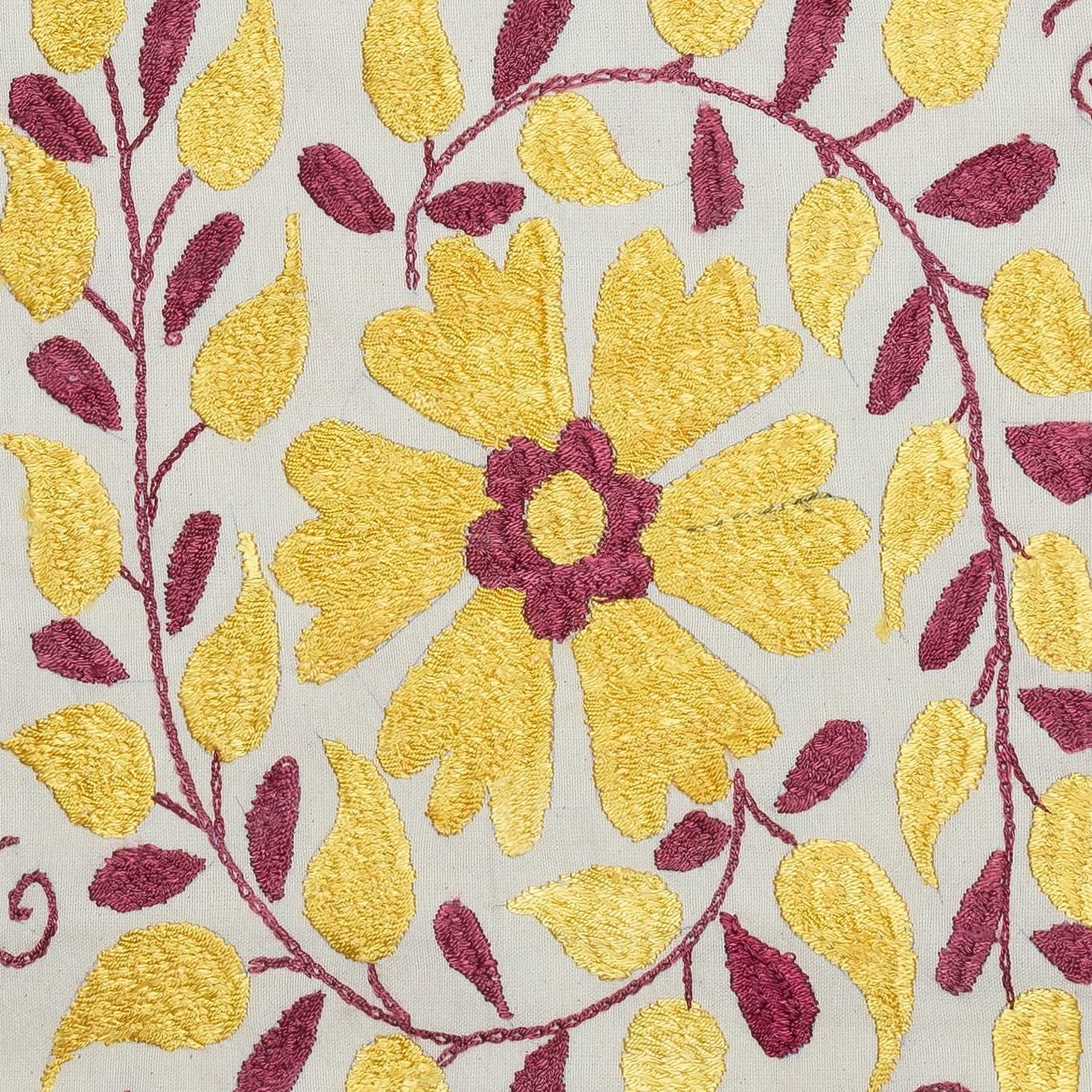 Nuovo copricuscino ricamato a mano in 100% cotone - autentica arte tessile uzbeka

Porta un tocco di eredità dell'Asia centrale nella tua casa con questa federa ricamata a mano in 100% cotone Suzani, proveniente dall'Uzbekistan. Caratterizzato da
