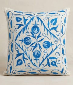 Suzani Textile Handstickerei Seidenkissenbezug in Creme & Hellblau. 16 Zoll x 19 Zoll
