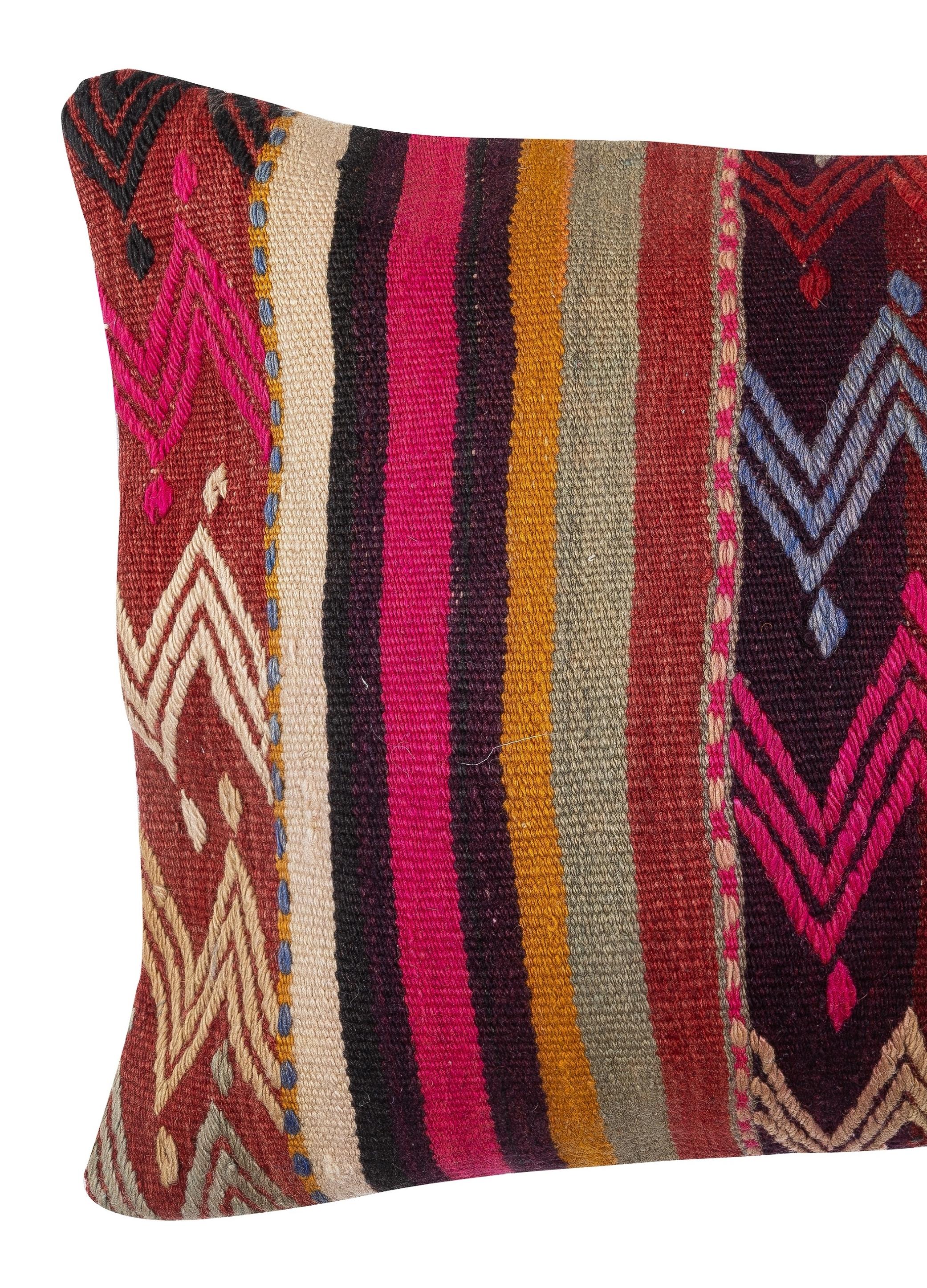 Aggiungi un tocco di storia e calore al tuo spazio con questo copricuscino kilim in lana turca vintage fatto a mano. Realizzati con autentici kilim turchi annodati a mano, ogni pezzo è unico nel suo genere e presenta motivi intricati e colori ricchi