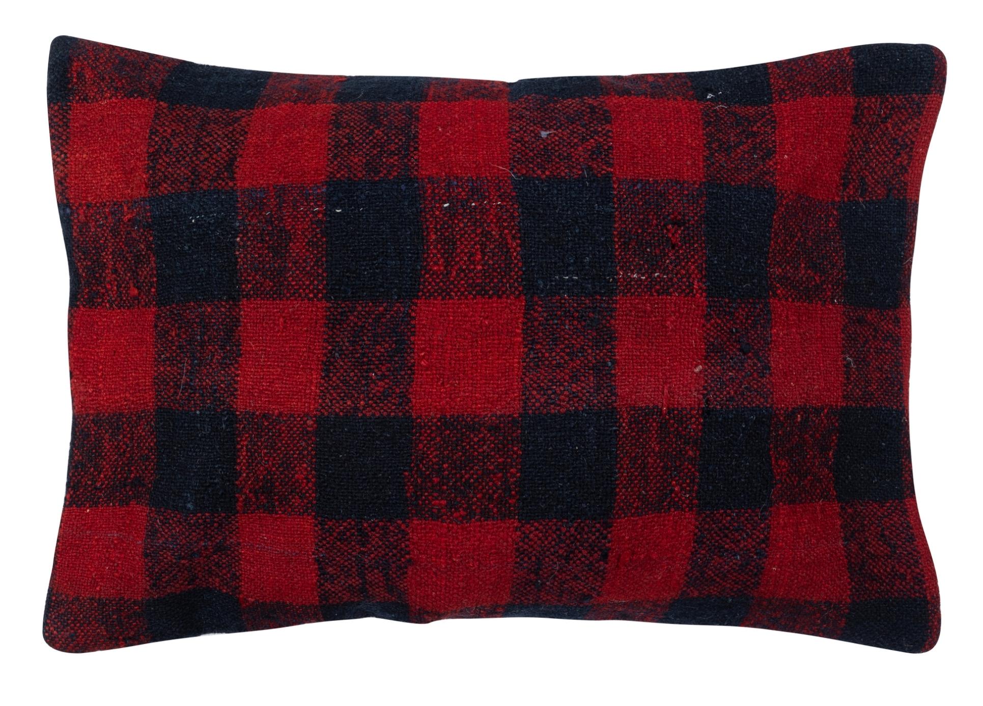 Lleva la historia y la calidez a tu hogar con este juego vintage de fundas de cojín de lana turca hechas a mano. Este par de fundas de cojín están cuidadosamente confeccionadas con auténticos kilims turcos anudados a mano. Cada funda es realmente