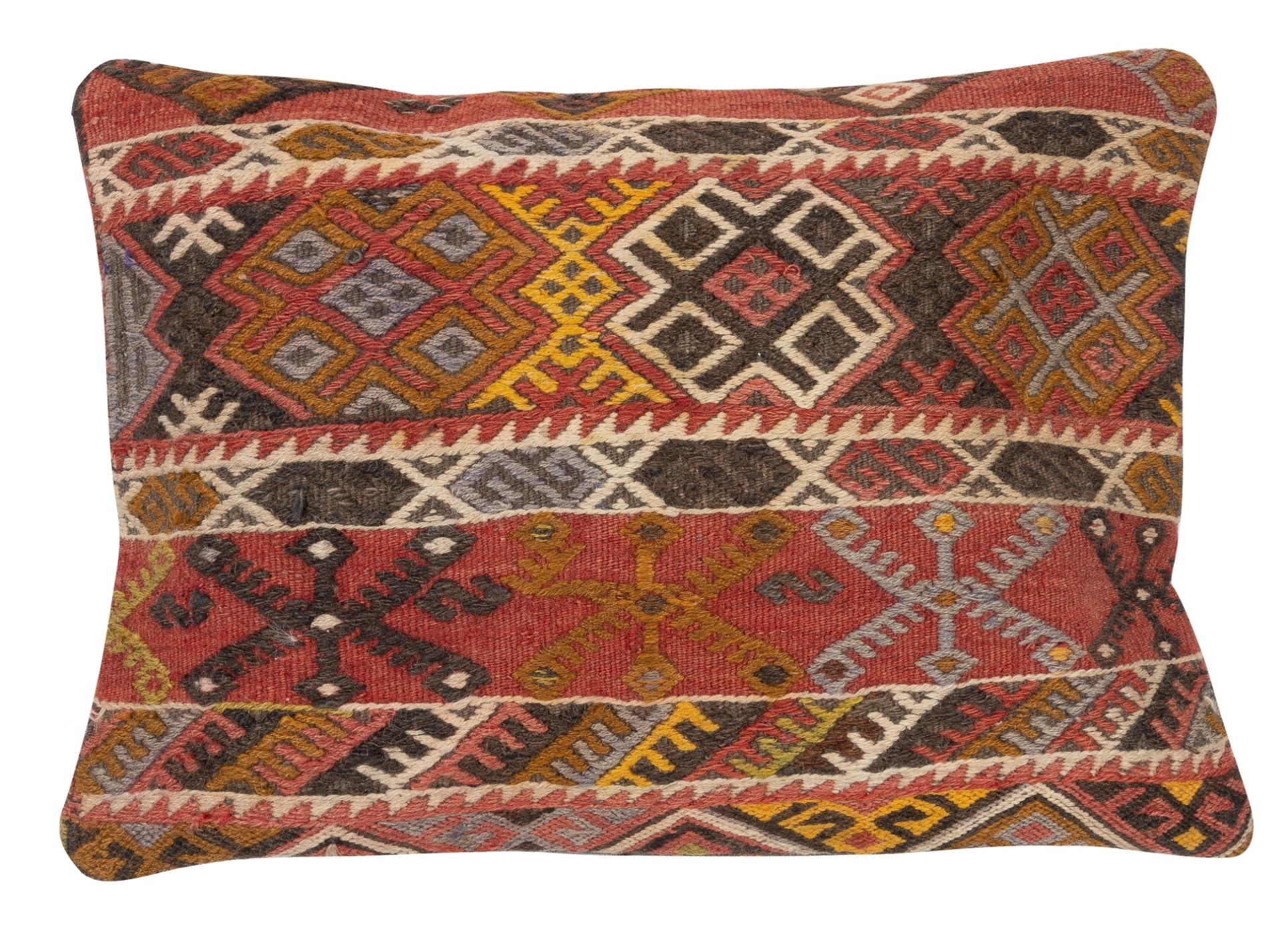Lleva la historia y la calidez a tu hogar con este juego vintage de fundas de cojín de lana turca hechas a mano. Este par de fundas de cojín están cuidadosamente confeccionadas con auténticos kilims turcos anudados a mano. Cada funda es realmente