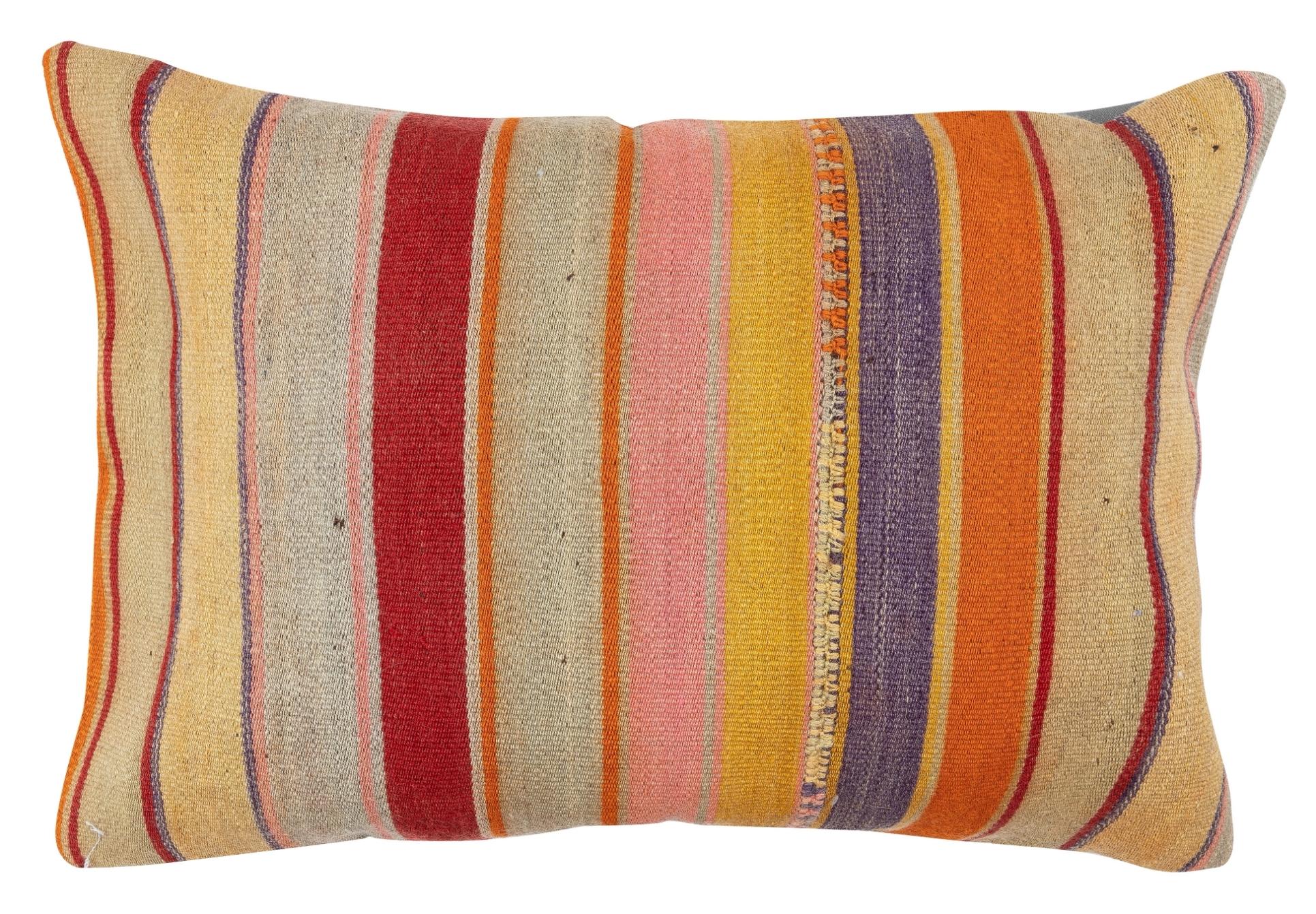 Porta la storia e il calore nella tua casa con questo set di copricuscini vintage in lana turca fatti a mano. Questa coppia di copricuscini è realizzata con cura a partire da autentici kilim turchi annodati a mano. Ogni copertina è davvero unica,