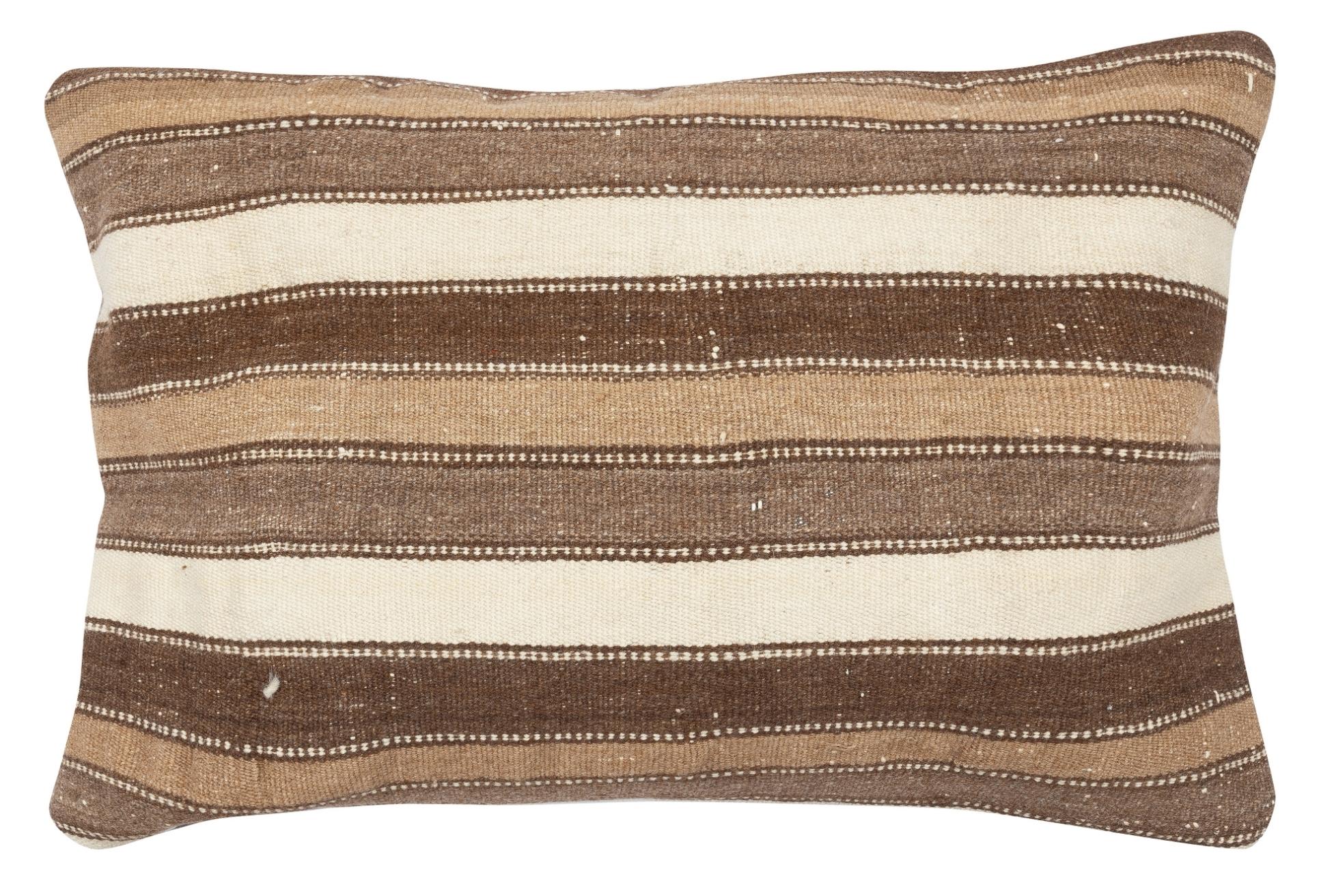 Apportez de l'histoire et de la chaleur dans votre maison avec ce set de housses de coussin en laine turque vintage fait à la main. Cette paire de housses de coussin est soigneusement fabriquée à partir d'authentiques kilims turcs noués à la main.