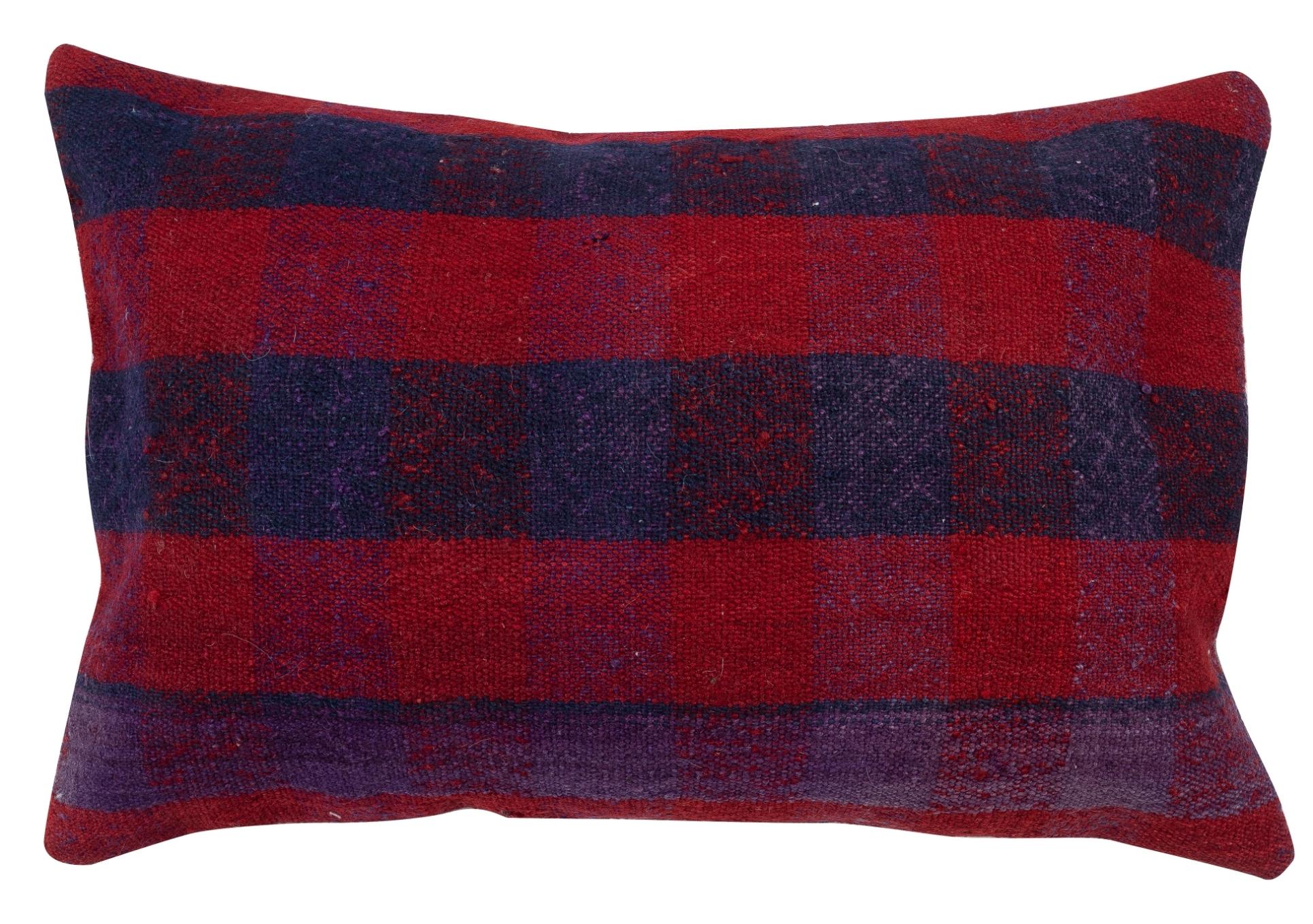 Apportez de l'histoire et de la chaleur dans votre maison avec ce set de housses de coussin en laine turque vintage fait à la main. Cette paire de housses de coussin est soigneusement fabriquée à partir d'authentiques kilims turcs noués à la main.