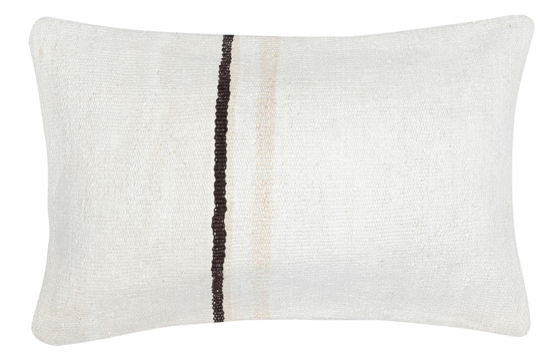 Porta la storia e il calore nella tua casa con questo set di copricuscini in canapa vintage fatti a mano. Questa coppia di copricuscini è realizzata con cura a partire da autentici kilim turchi annodati a mano. Ogni copertina è davvero unica, con