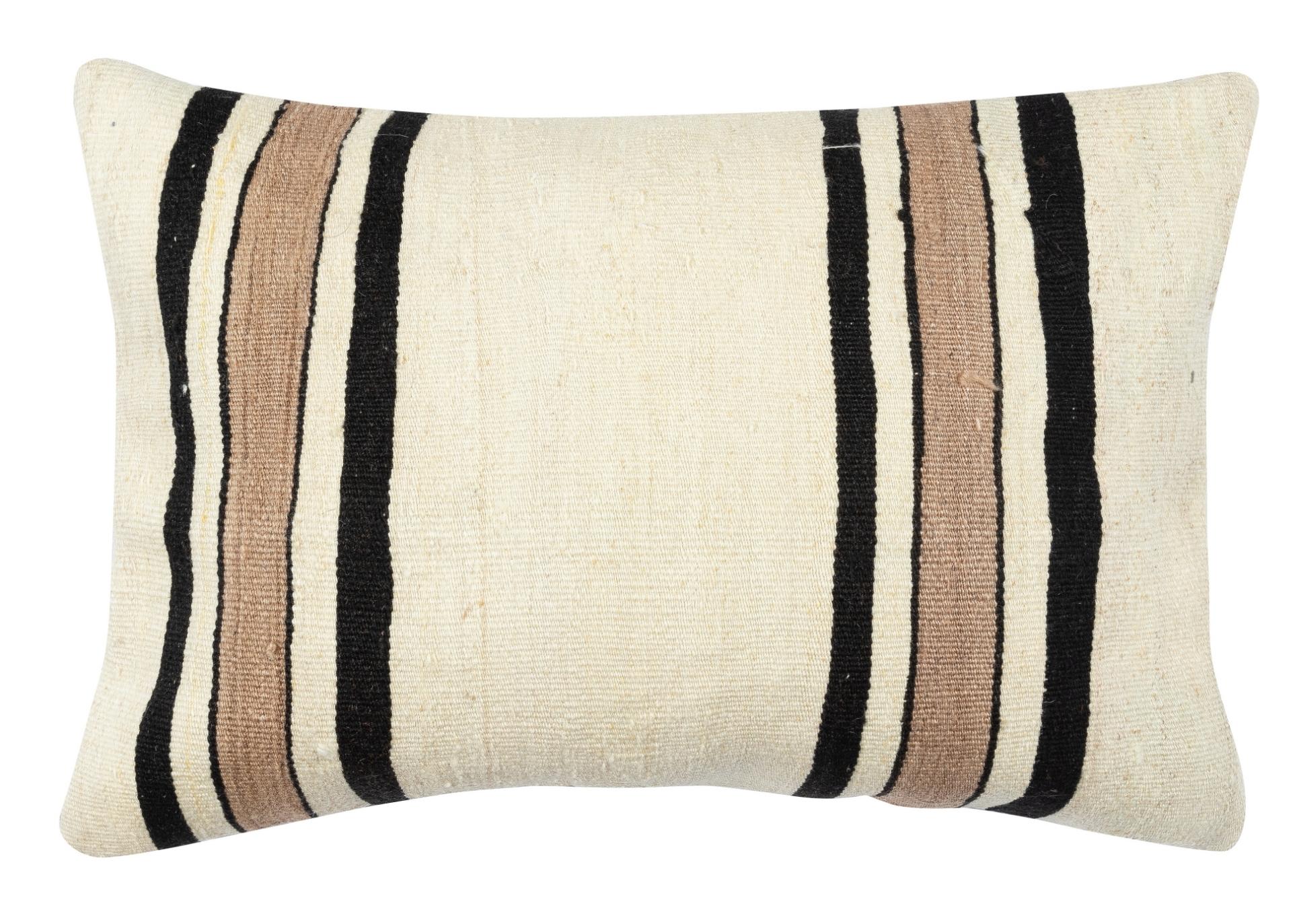 Lleva la historia y la calidez a tu hogar con este juego de fundas de cojín vintage de cáñamo hechas a mano. Este par de fundas de cojín están cuidadosamente confeccionadas con auténticos kilims turcos anudados a mano. Cada funda es realmente única,