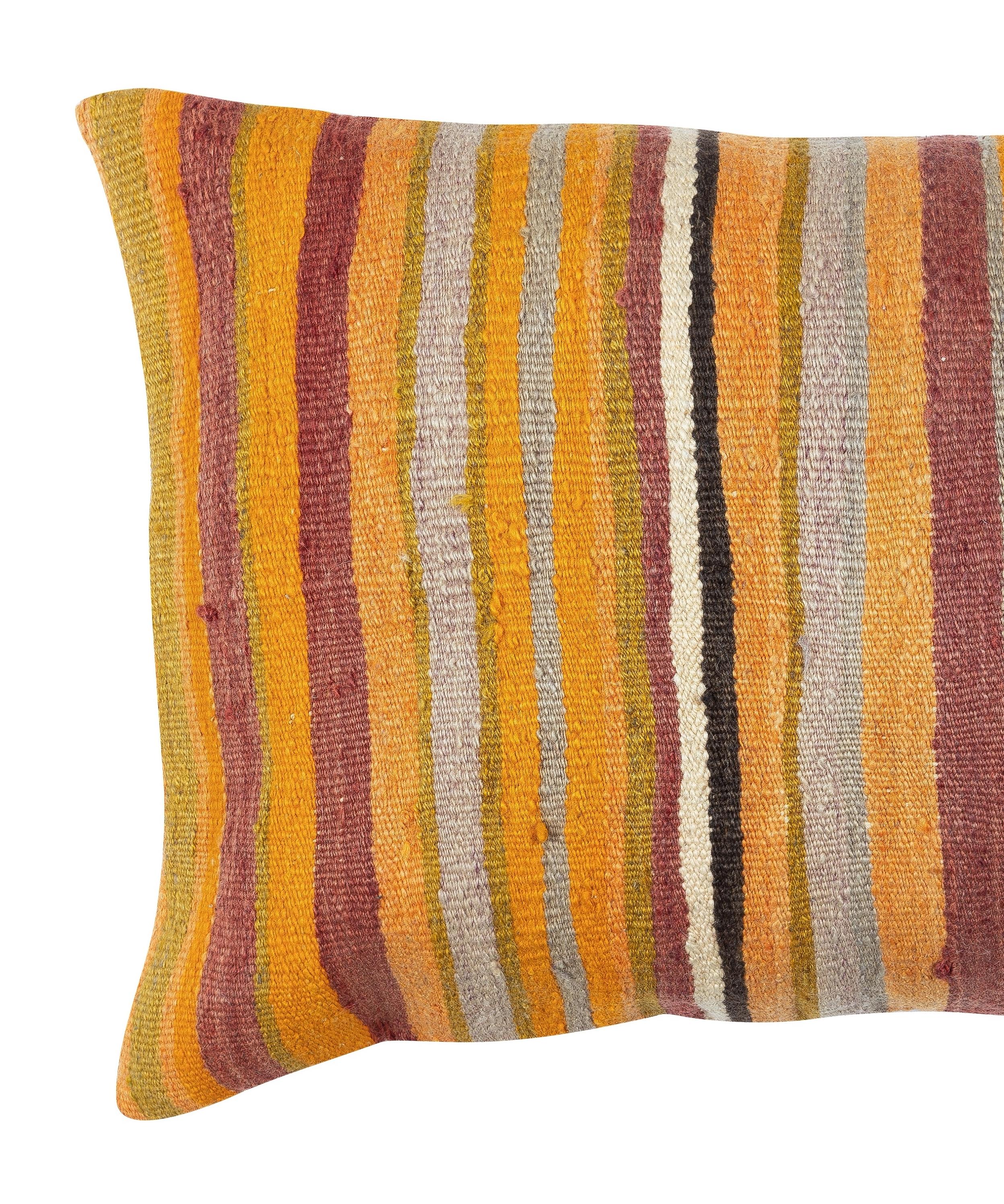 Ajoutez une touche d'histoire et de chaleur à votre espace avec cette housse de coussin kilim en laine turque vintage faite à la main. Fabriquée à partir d'authentiques kilims turcs noués à la main, chaque pièce est unique et présente des motifs