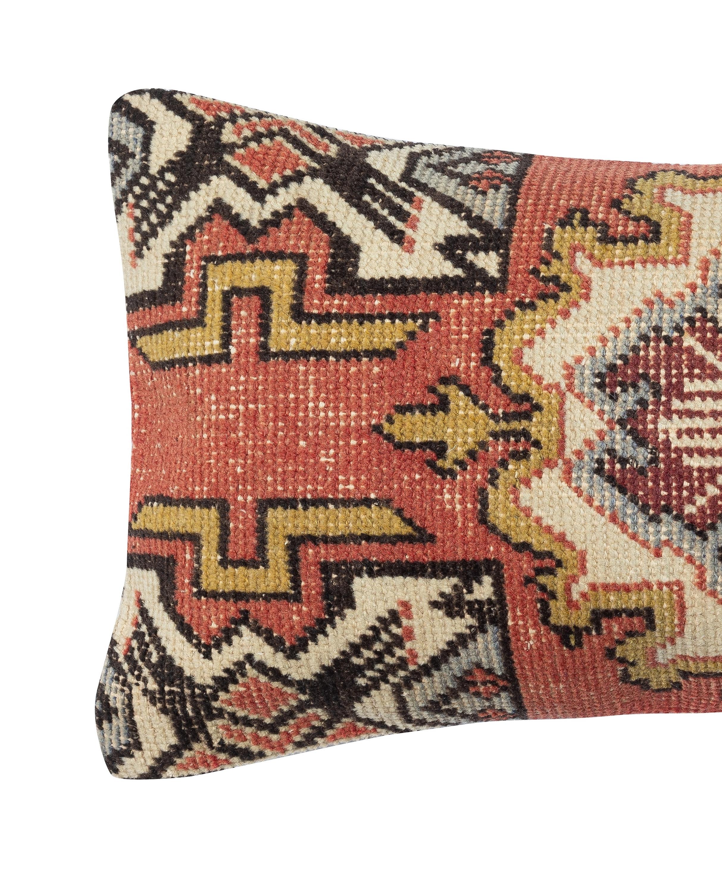 Ajoutez une touche d'histoire et de chaleur à votre espace avec cette housse de coussin vintage en laine turque faite à la main. Fabriquée à partir d'authentiques tapis turcs noués à la main, chaque pièce est unique et présente des motifs complexes