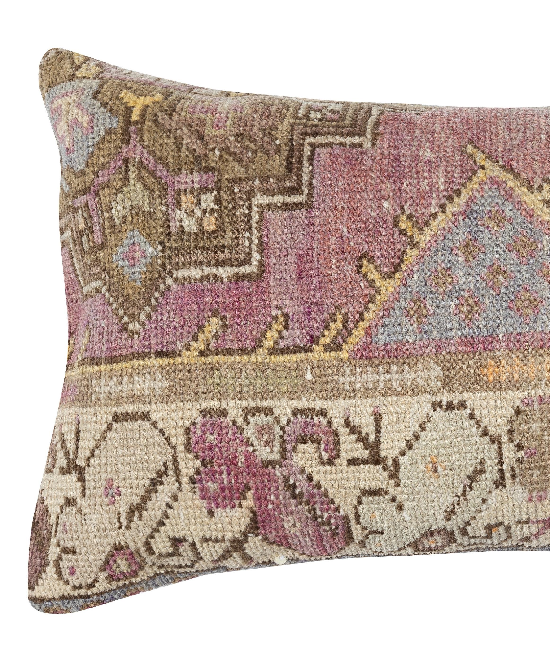 Aggiungi un tocco di storia e calore al tuo spazio con questo copricuscino vintage in lana turca fatto a mano. Realizzati con autentici tappeti turchi annodati a mano, ogni pezzo è unico nel suo genere e presenta motivi intricati e colori ricchi che