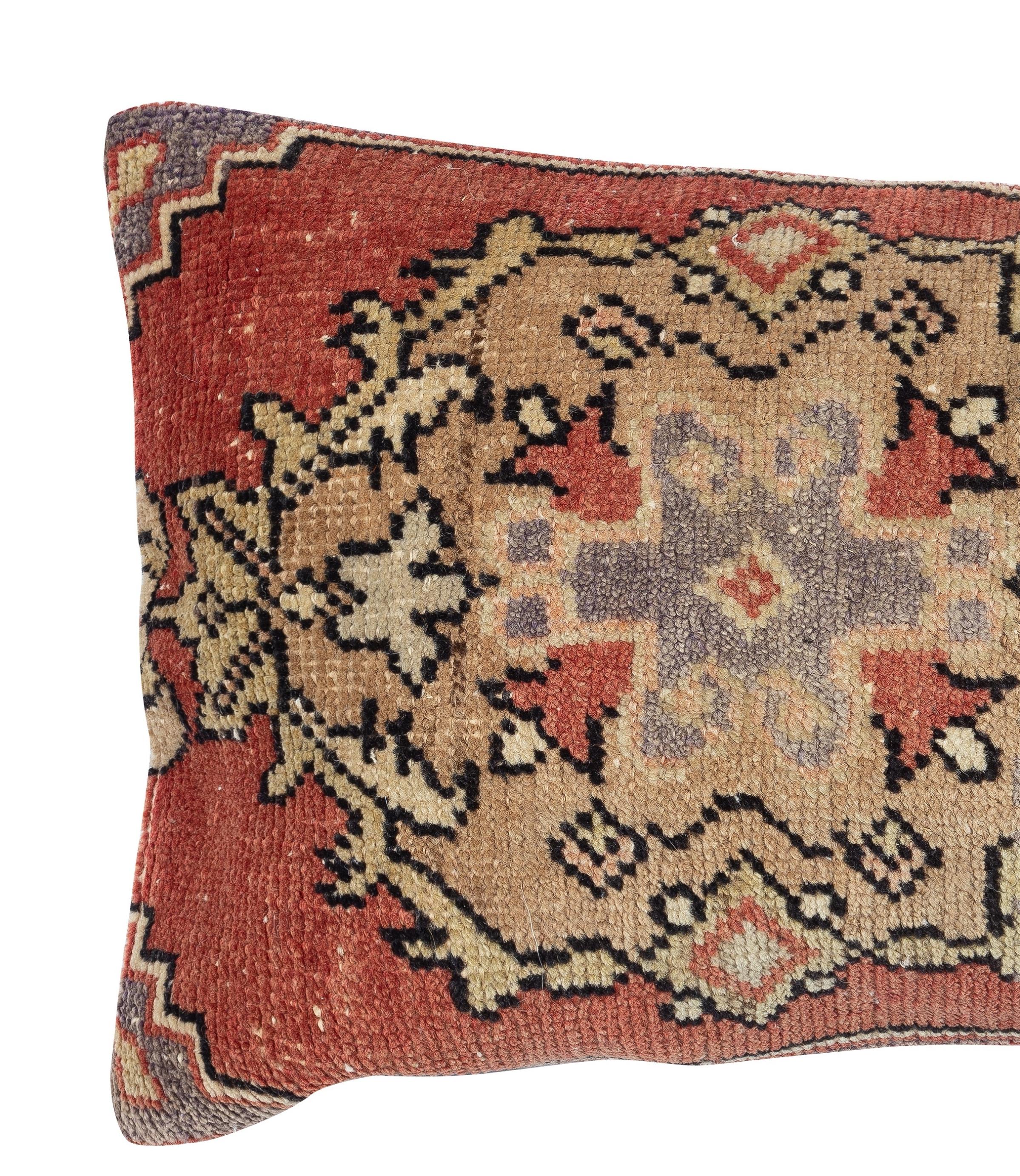 Aggiungi un tocco di storia e calore al tuo spazio con questo copricuscino vintage in lana turca fatto a mano. Realizzati con autentici tappeti turchi annodati a mano, ogni pezzo è unico nel suo genere e presenta motivi intricati e colori ricchi che