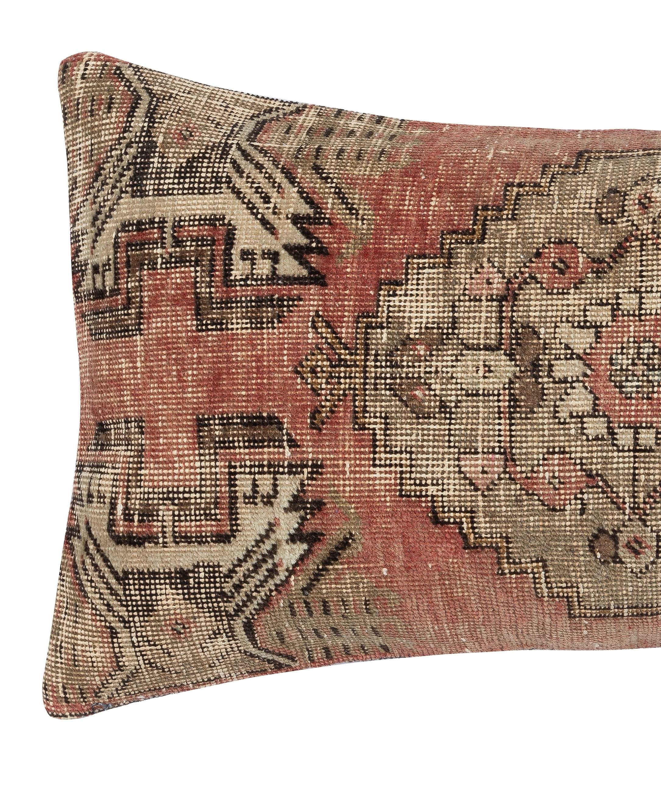 Aggiungi un tocco di storia e calore al tuo spazio con questo copricuscino vintage in lana turca fatto a mano. Realizzati con autentici tappeti turchi annodati a mano, ogni pezzo è unico nel suo genere e presenta motivi intricati e colori ricchi che