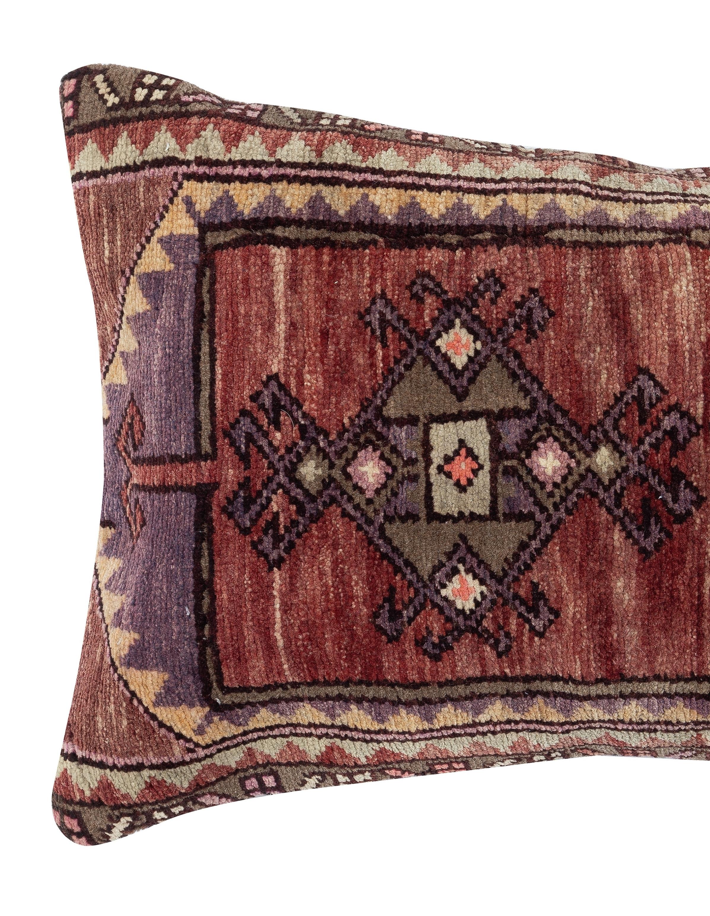 Aggiungi un tocco di storia e calore al tuo spazio con questo copricuscino vintage in lana turca fatto a mano. Realizzati con autentici tappeti turchi annodati a mano, ogni pezzo è unico nel suo genere e presenta motivi intricati e colori ricchi che