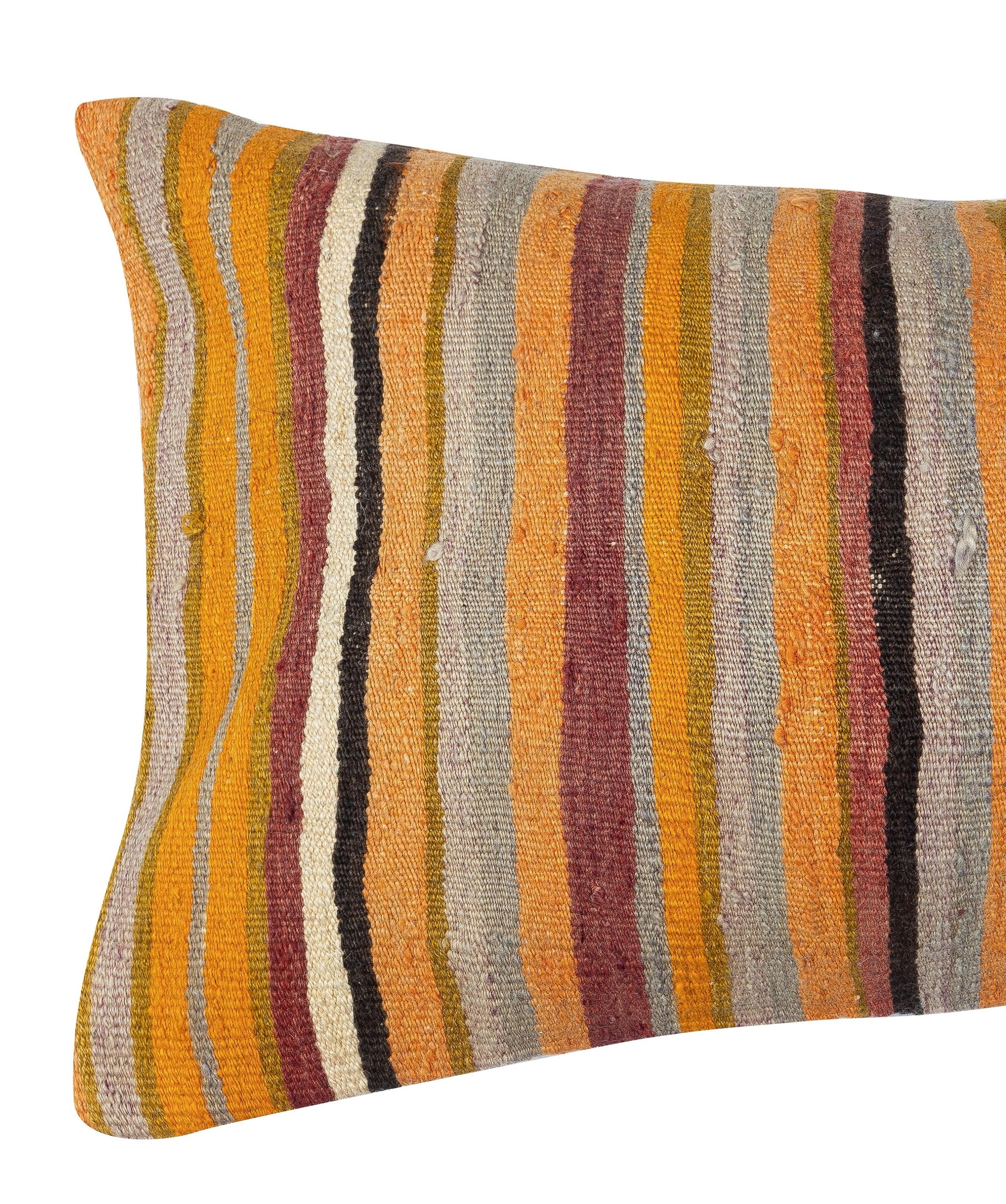 Aggiungi un tocco di storia e calore al tuo spazio con questo copricuscino kilim in lana turca vintage fatto a mano. Realizzati con autentici kilim turchi annodati a mano, ogni pezzo è unico nel suo genere e presenta motivi intricati e colori ricchi