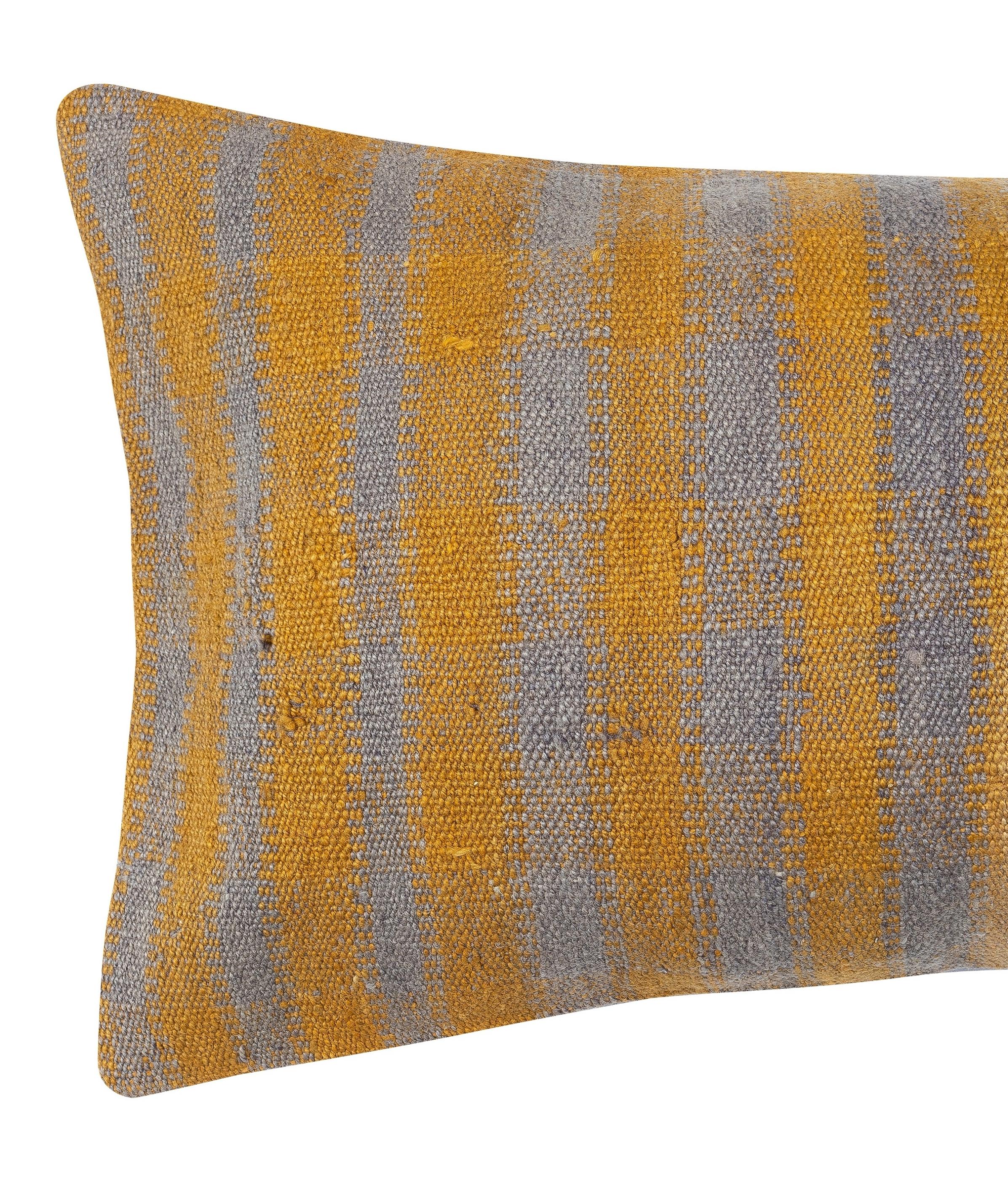 Aggiungi un tocco di storia e calore al tuo spazio con questo copricuscino kilim in lana turca vintage fatto a mano. Realizzati con autentici kilim turchi annodati a mano, ogni pezzo è unico nel suo genere e presenta motivi intricati e colori ricchi