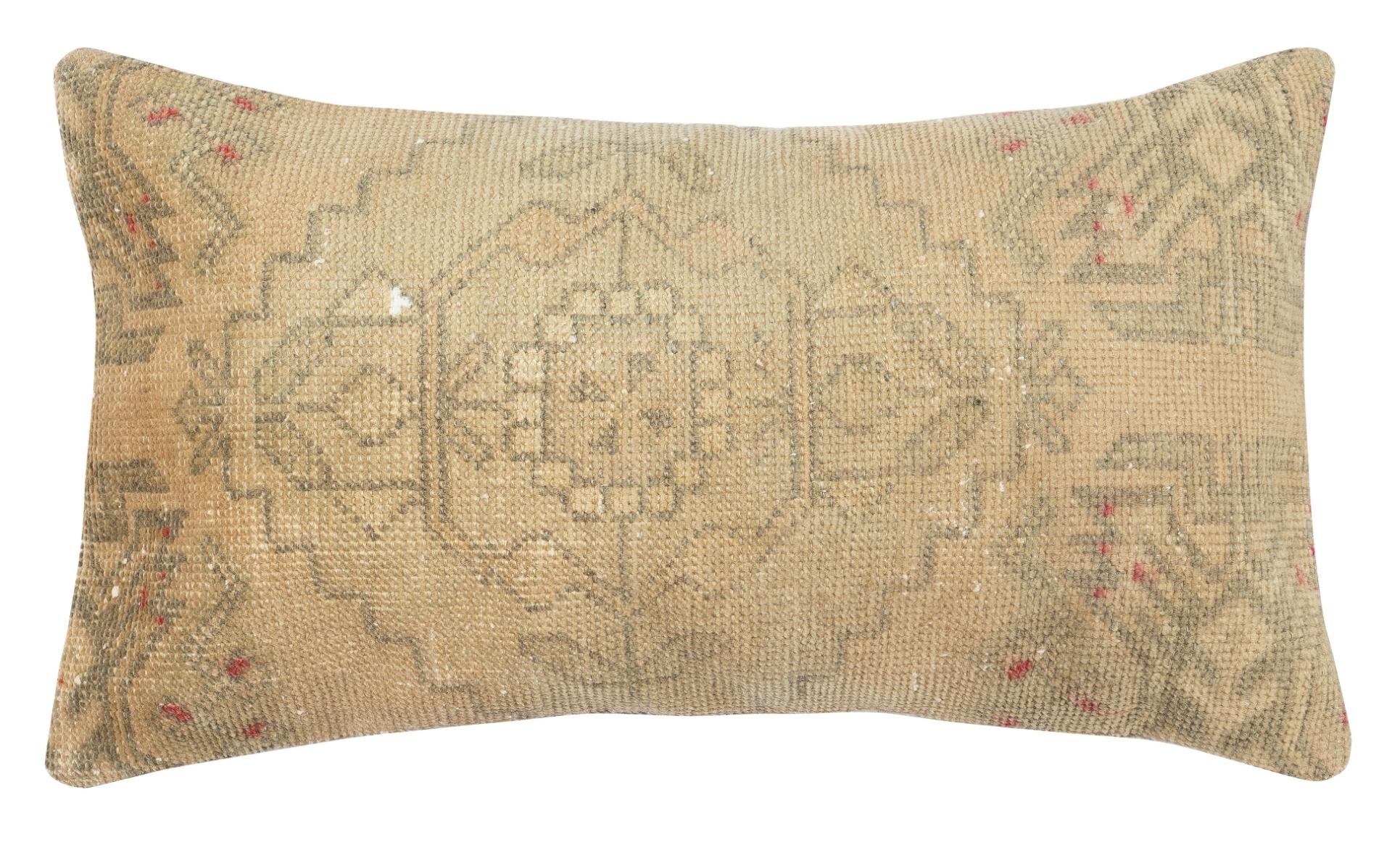 Porta la storia e il calore nella tua casa con questo set di copricuscini in lana turca vintage fatti a mano. Questa coppia di copricuscini è realizzata con cura a partire da autentici tappeti turchi annodati a mano. Ogni copertina è davvero unica,