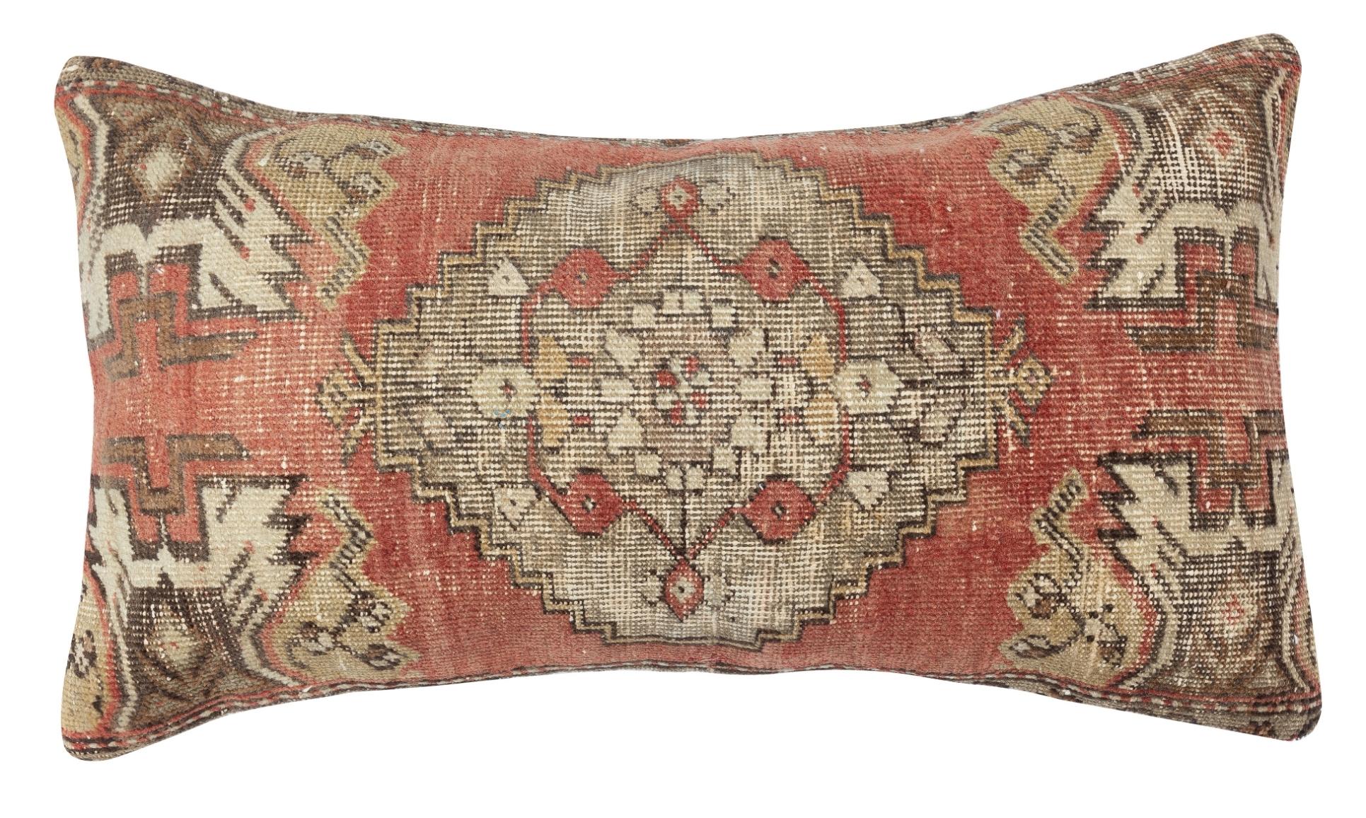 Porta la storia e il calore nella tua casa con questo set di copricuscini in lana turca vintage fatti a mano. Questa coppia di copricuscini è realizzata con cura a partire da autentici tappeti turchi annodati a mano. Ogni copertina è davvero unica,