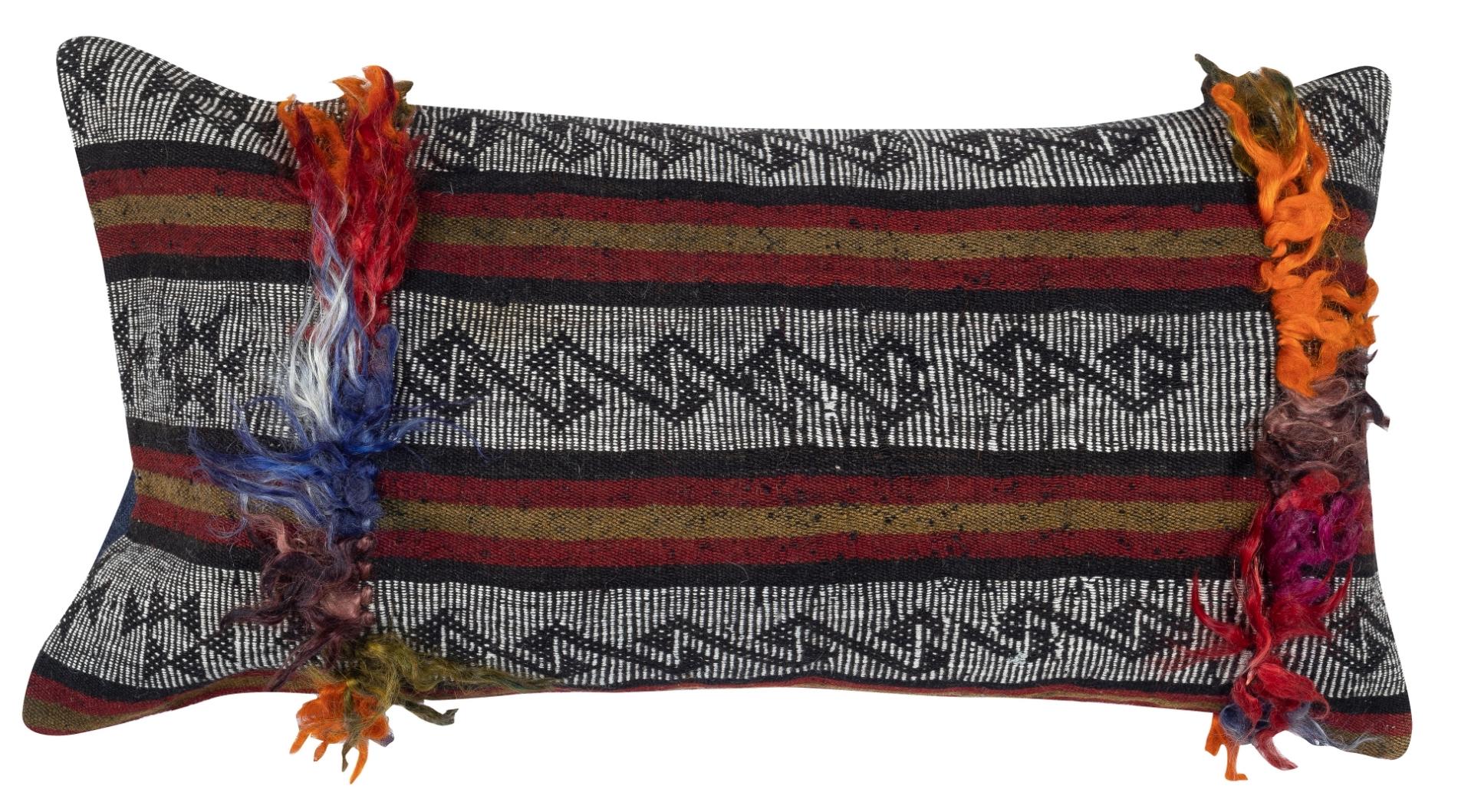 Apportez de l'histoire et de la chaleur dans votre maison avec ce set de housses de coussin en laine turque vintage fait à la main. Cette paire de housses de coussin est soigneusement fabriquée à partir d'authentiques kilims turcs noués à la main.