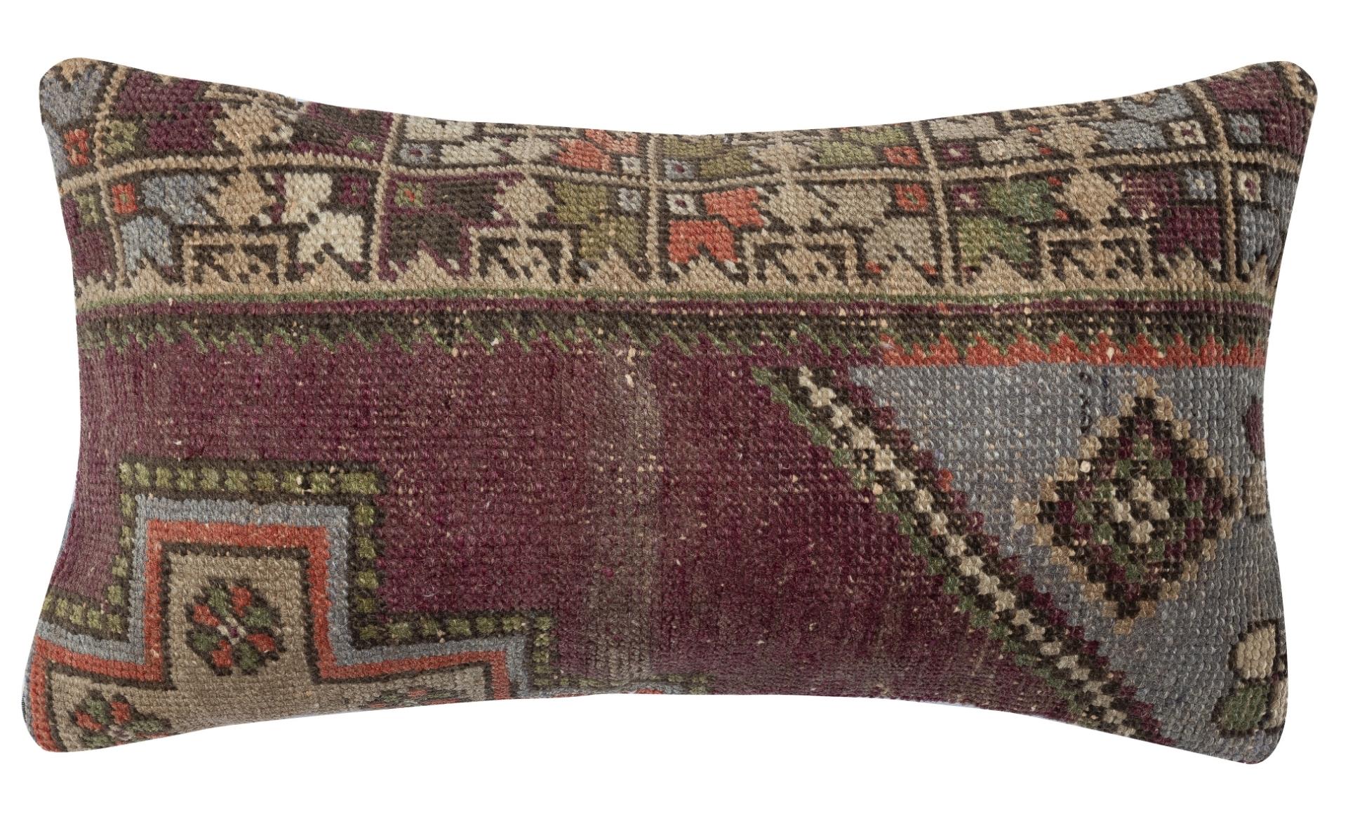 Porta la storia e il calore nella tua casa con questo set di copricuscini in lana turca vintage fatti a mano. Questa coppia di copricuscini è realizzata con cura a partire da autentici tappeti turchi annodati a mano. Ogni copertina è davvero unica,