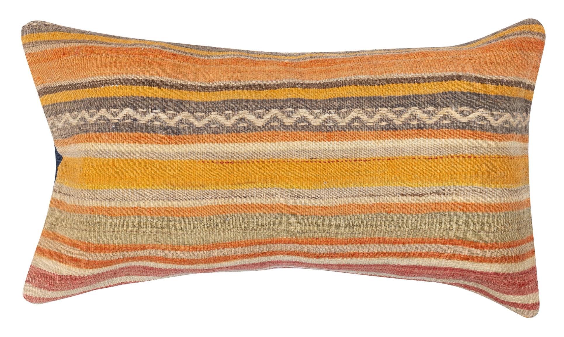 Porta la storia e il calore nella tua casa con questo set di copricuscini vintage in lana turca fatti a mano. Questa coppia di copricuscini è realizzata con cura a partire da autentici kilim turchi annodati a mano. Ogni copertina è davvero unica,