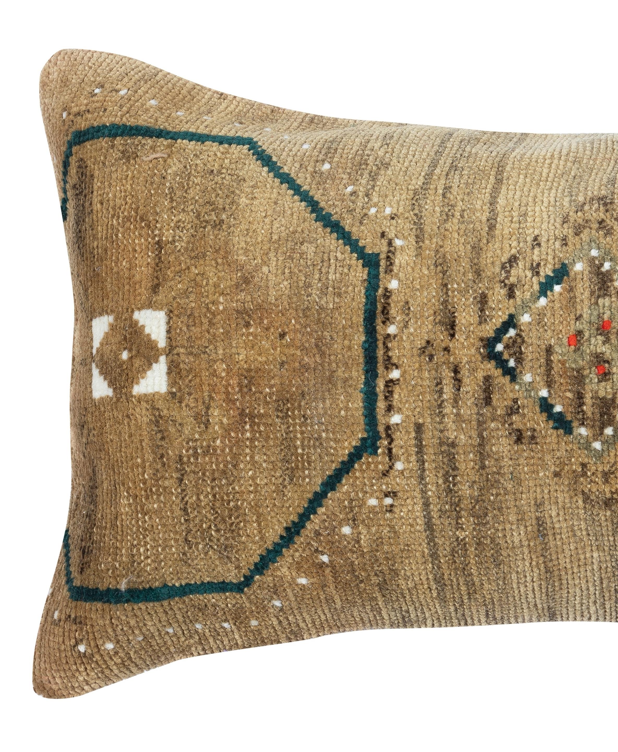 Aggiungi un tocco di storia e calore al tuo spazio con questo copricuscino vintage in lana turca fatto a mano. Realizzati con autentici tappeti turchi annodati a mano, ogni pezzo è unico nel suo genere e presenta motivi intricati e colori ricchi che