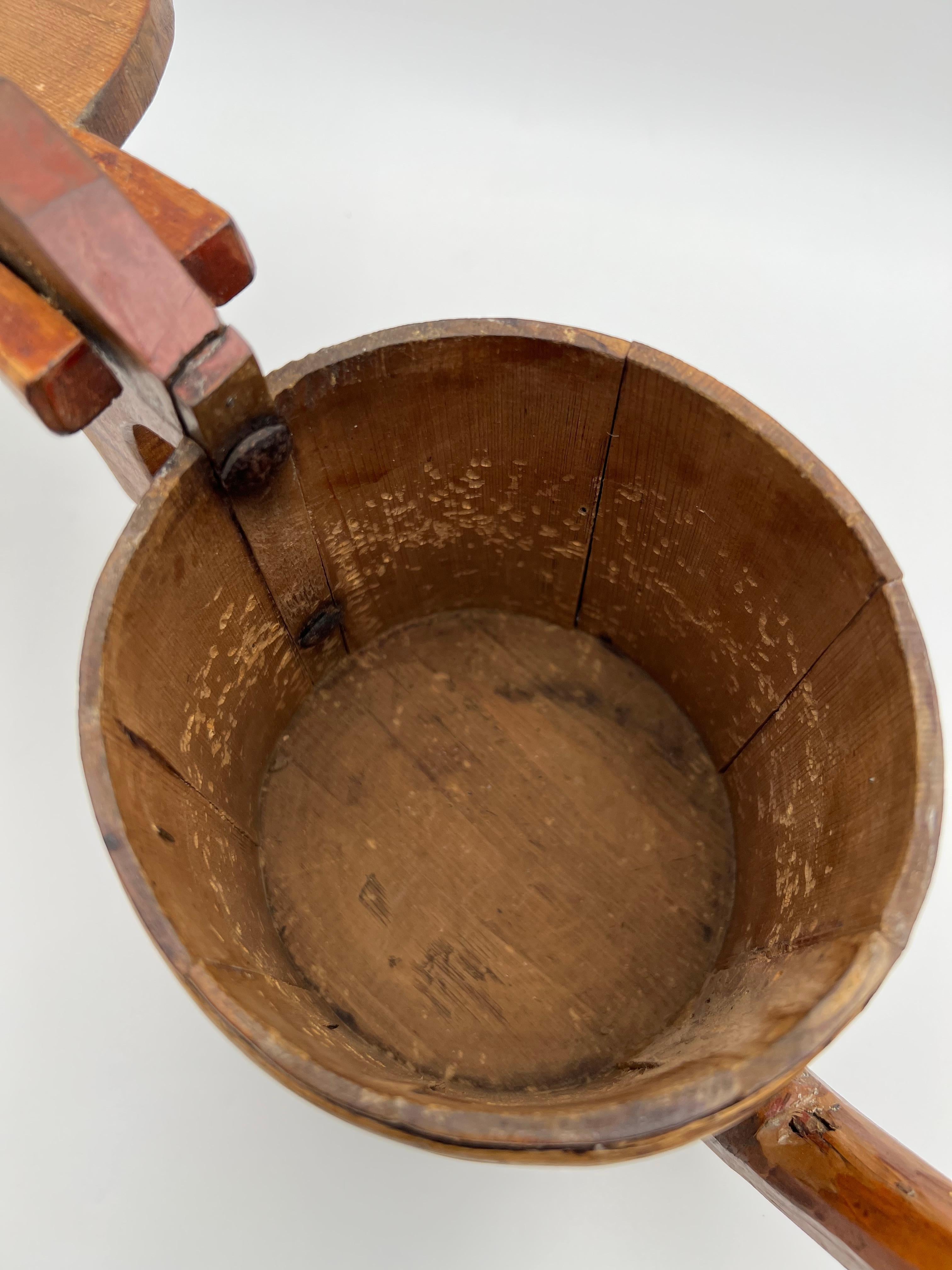 Brocca con beccuccio in pino dipinta a mano del 17/1800 Scandinavian Folk Art, brocca per pipe in vendita 8