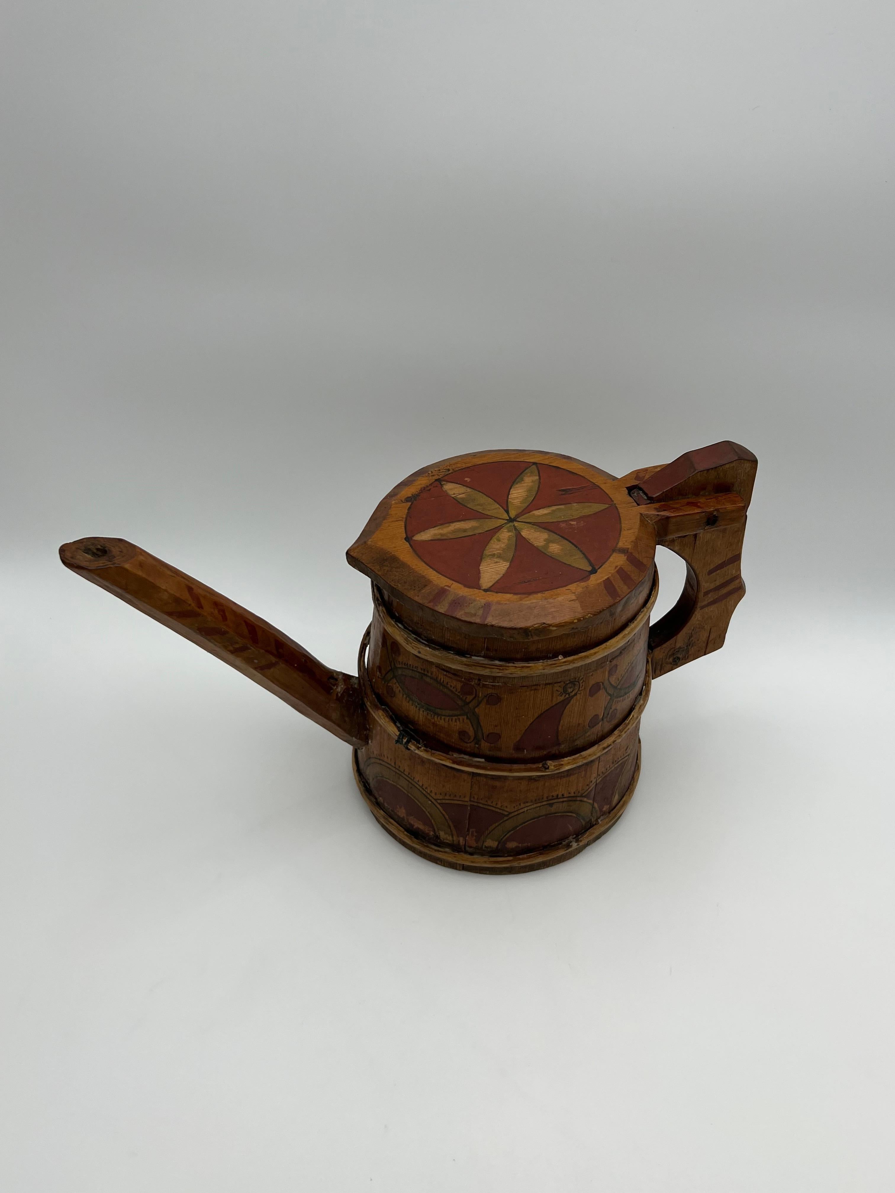 Antico boccale con beccuccio primitivo, boccale da pipa con pittura originale in stile rustico. Realizzato a mano in pino Nature, con una bella patina rustica.  Un boccale a beccuccio, un boccale a pipa o un boccale a boccale è un recipiente per