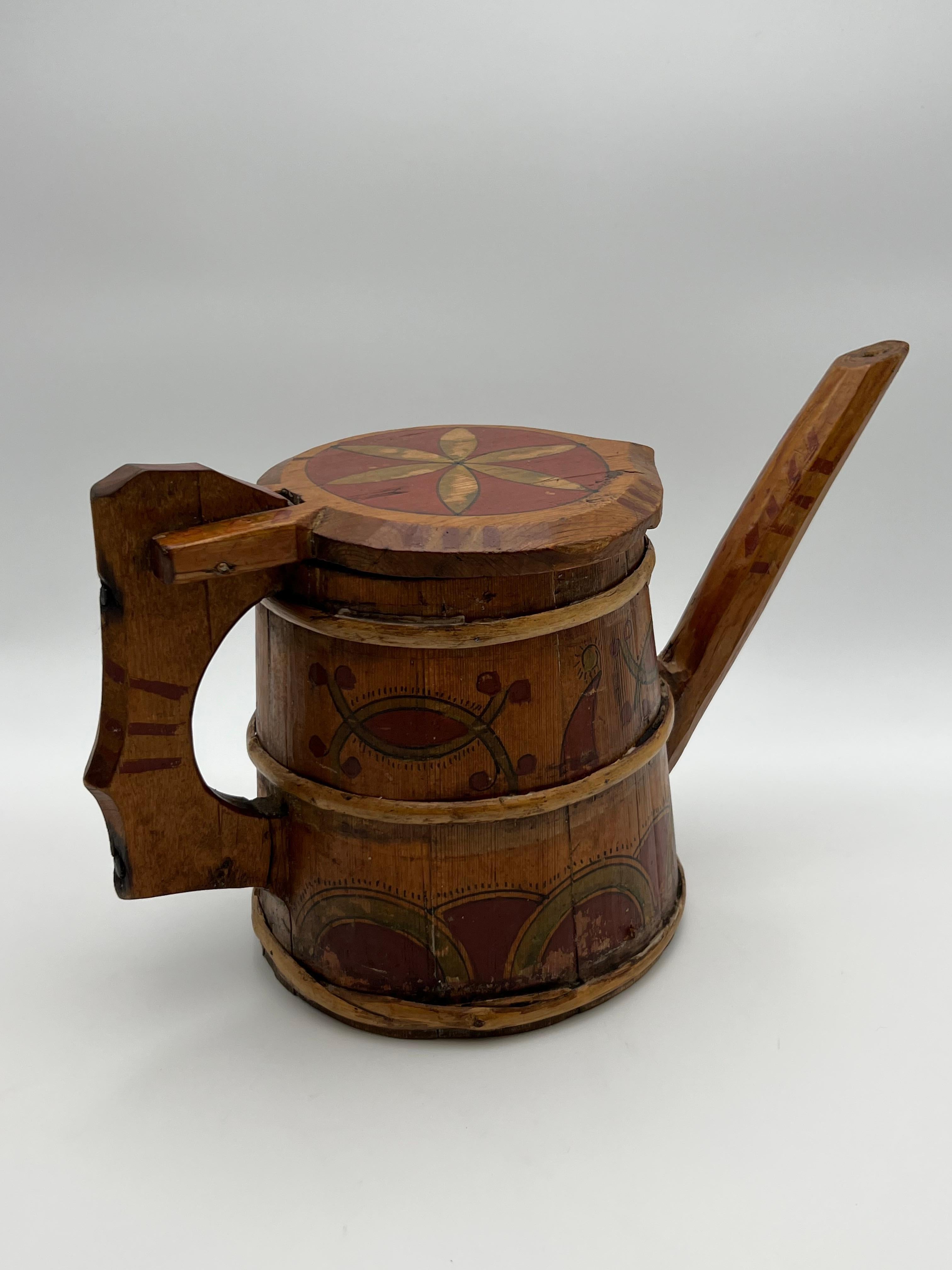 Fatto a mano Brocca con beccuccio in pino dipinta a mano del 17/1800 Scandinavian Folk Art, brocca per pipe in vendita