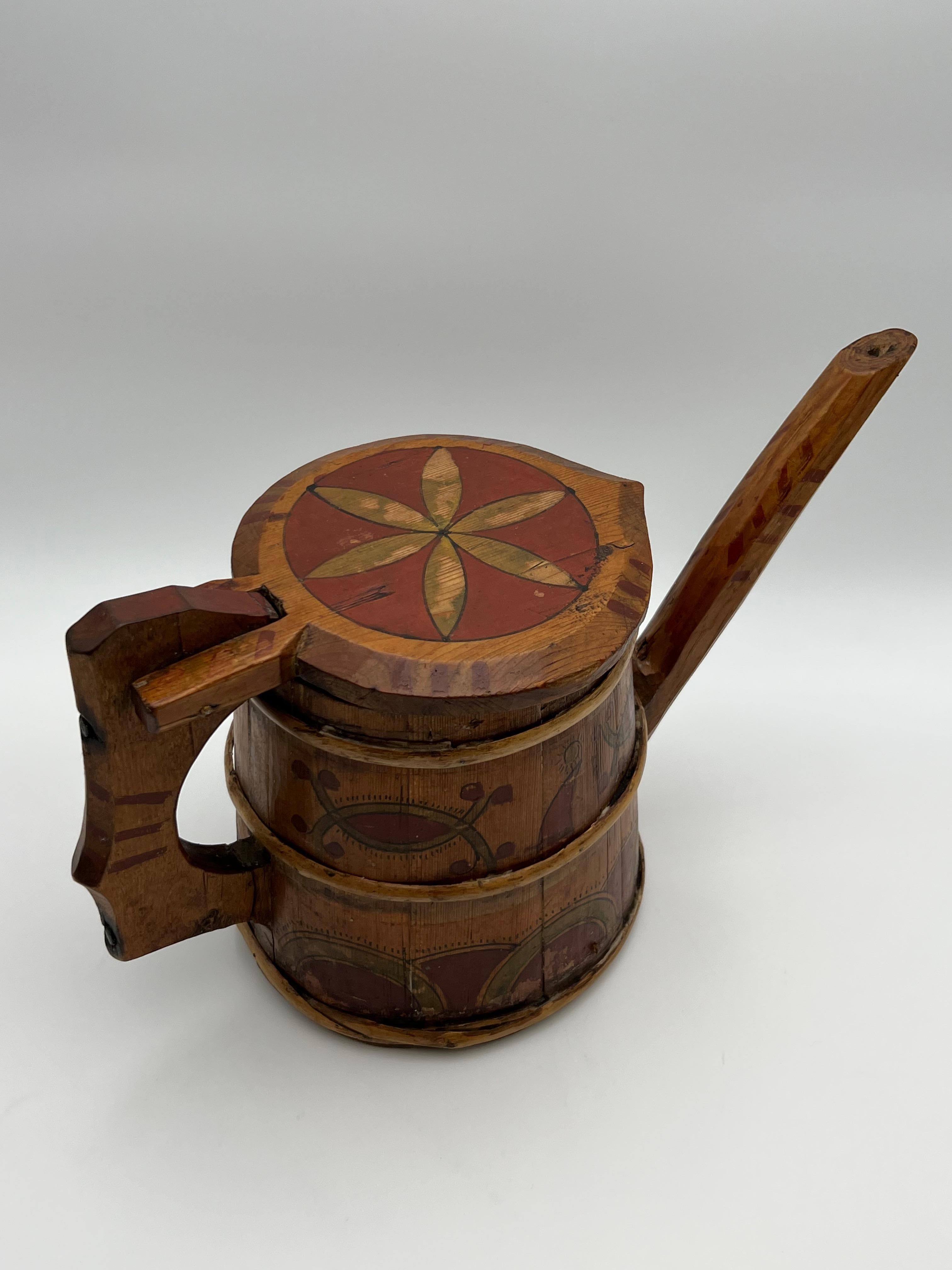 Brocca con beccuccio in pino dipinta a mano del 17/1800 Scandinavian Folk Art, brocca per pipe In condizioni discrete in vendita a Skien, NO