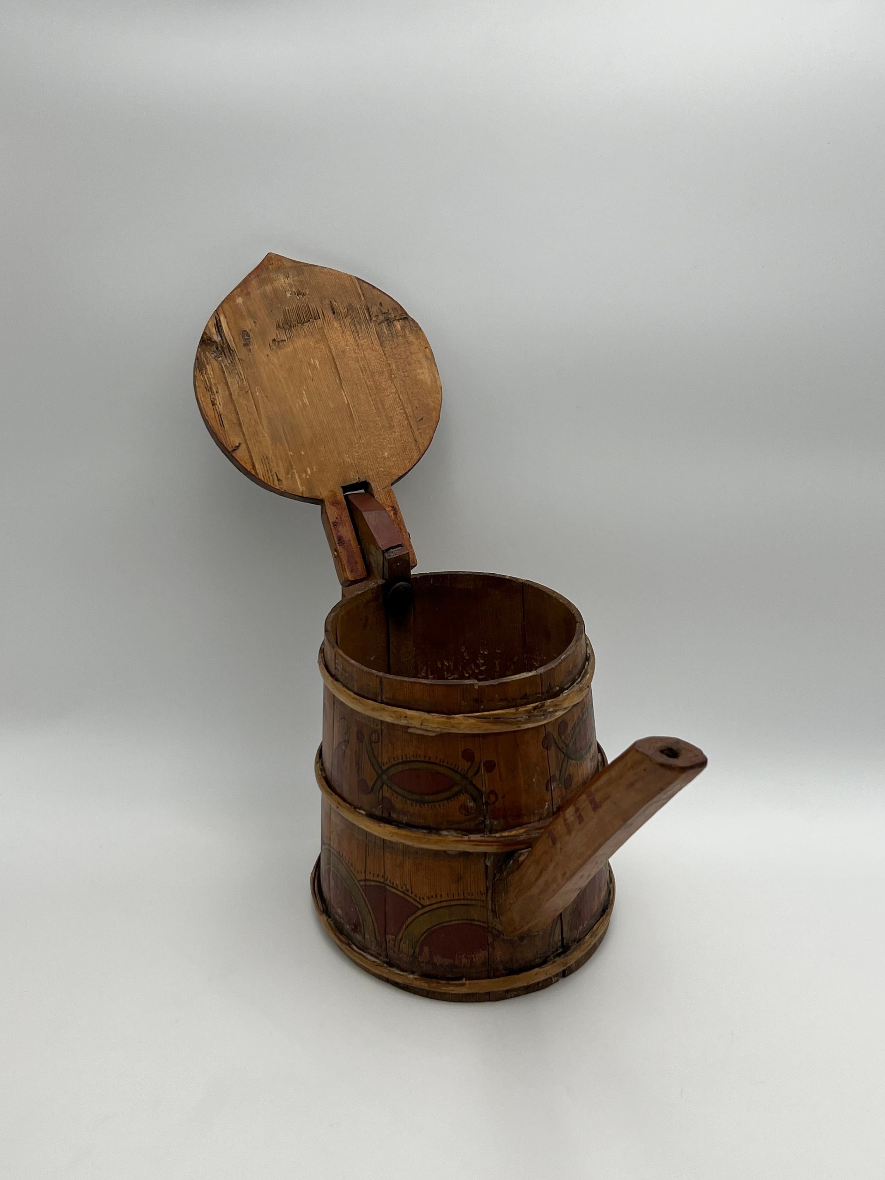 Legno Brocca con beccuccio in pino dipinta a mano del 17/1800 Scandinavian Folk Art, brocca per pipe in vendita