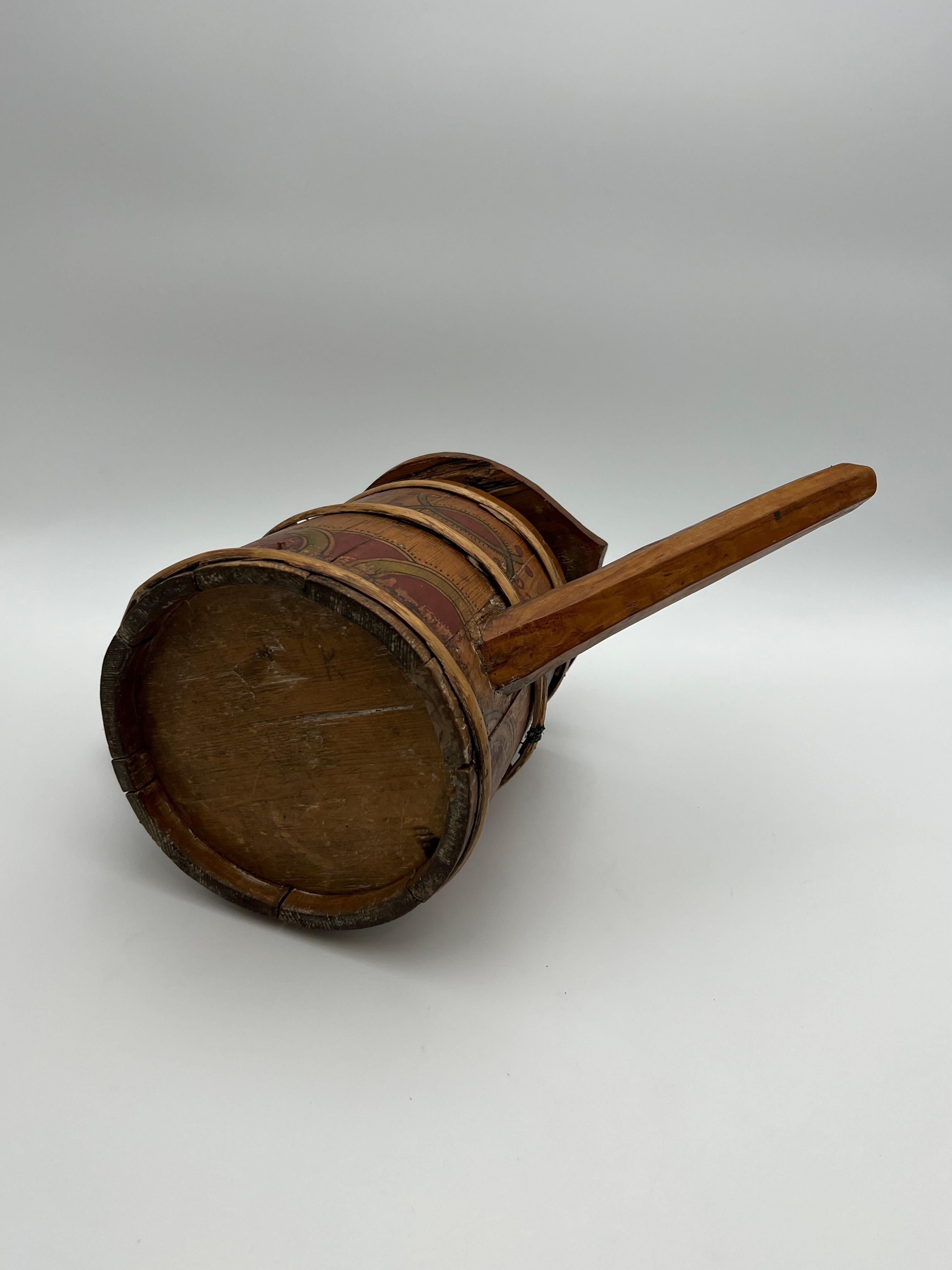 Brocca con beccuccio in pino dipinta a mano del 17/1800 Scandinavian Folk Art, brocca per pipe in vendita 1