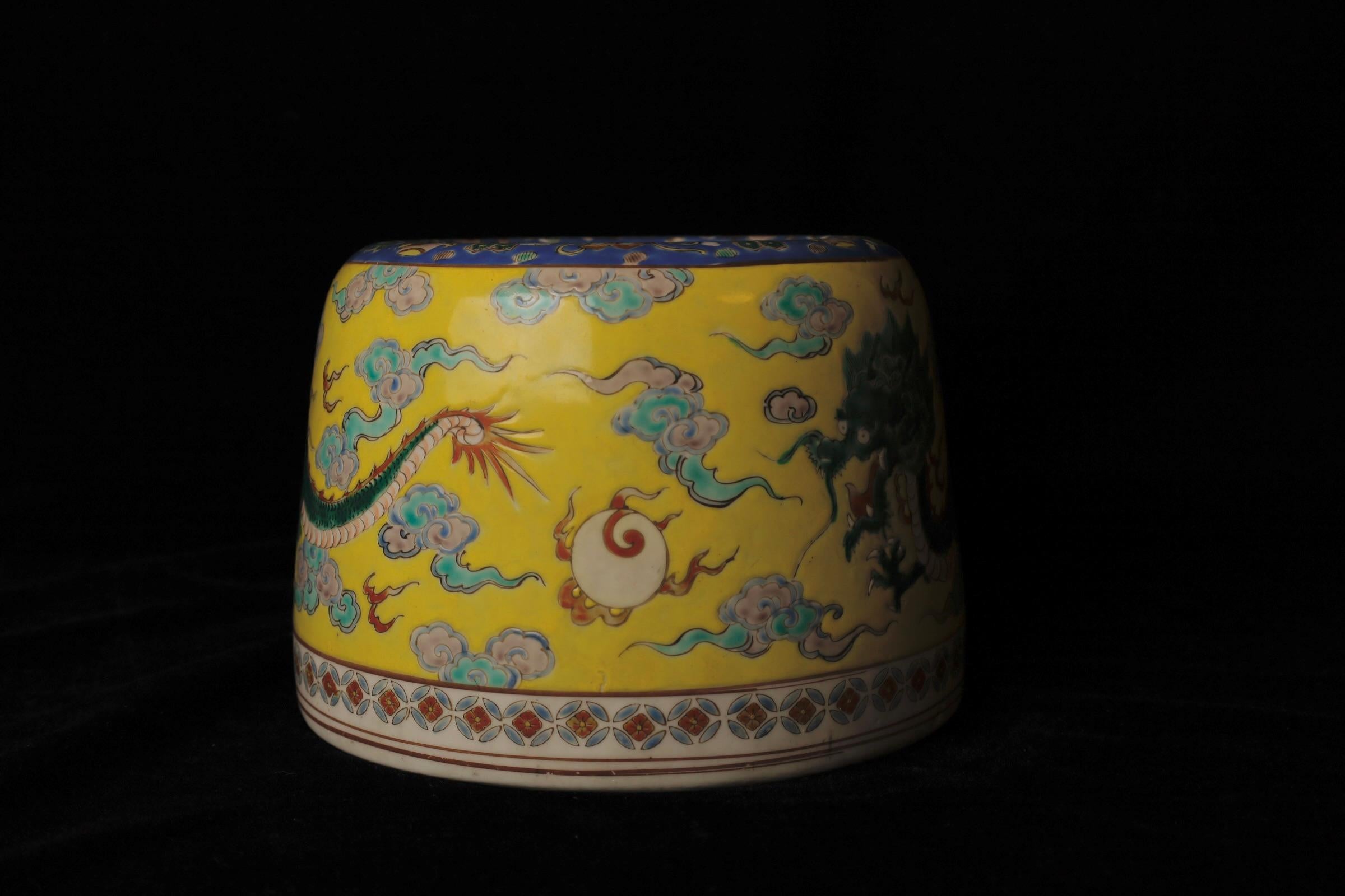 S. XVII-XVIII Precioso jarrón de porcelana con decoración de dragones y reparación kintsugi en venta 2