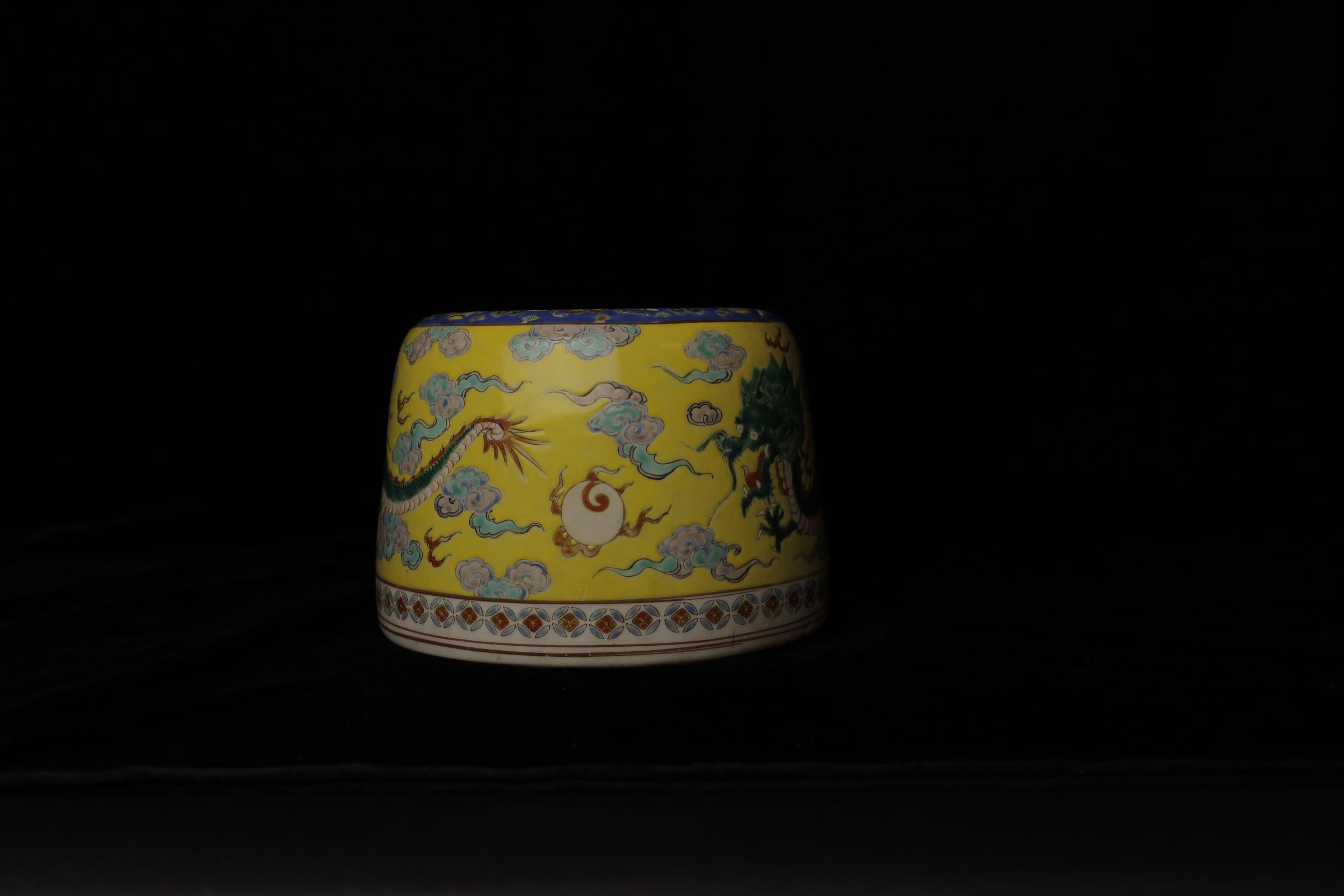 S. XVII-XVIII Precioso jarrón de porcelana con decoración de dragones y reparación kintsugi en venta 3