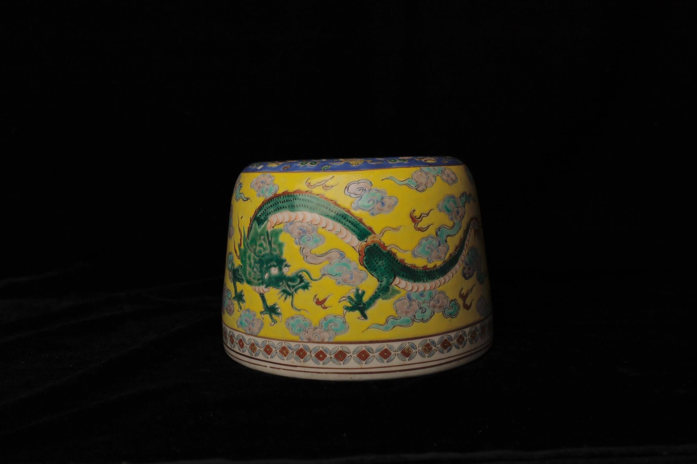 S. XVII-XVIII Precioso jarrón de porcelana con decoración de dragones y reparación kintsugi en venta 4