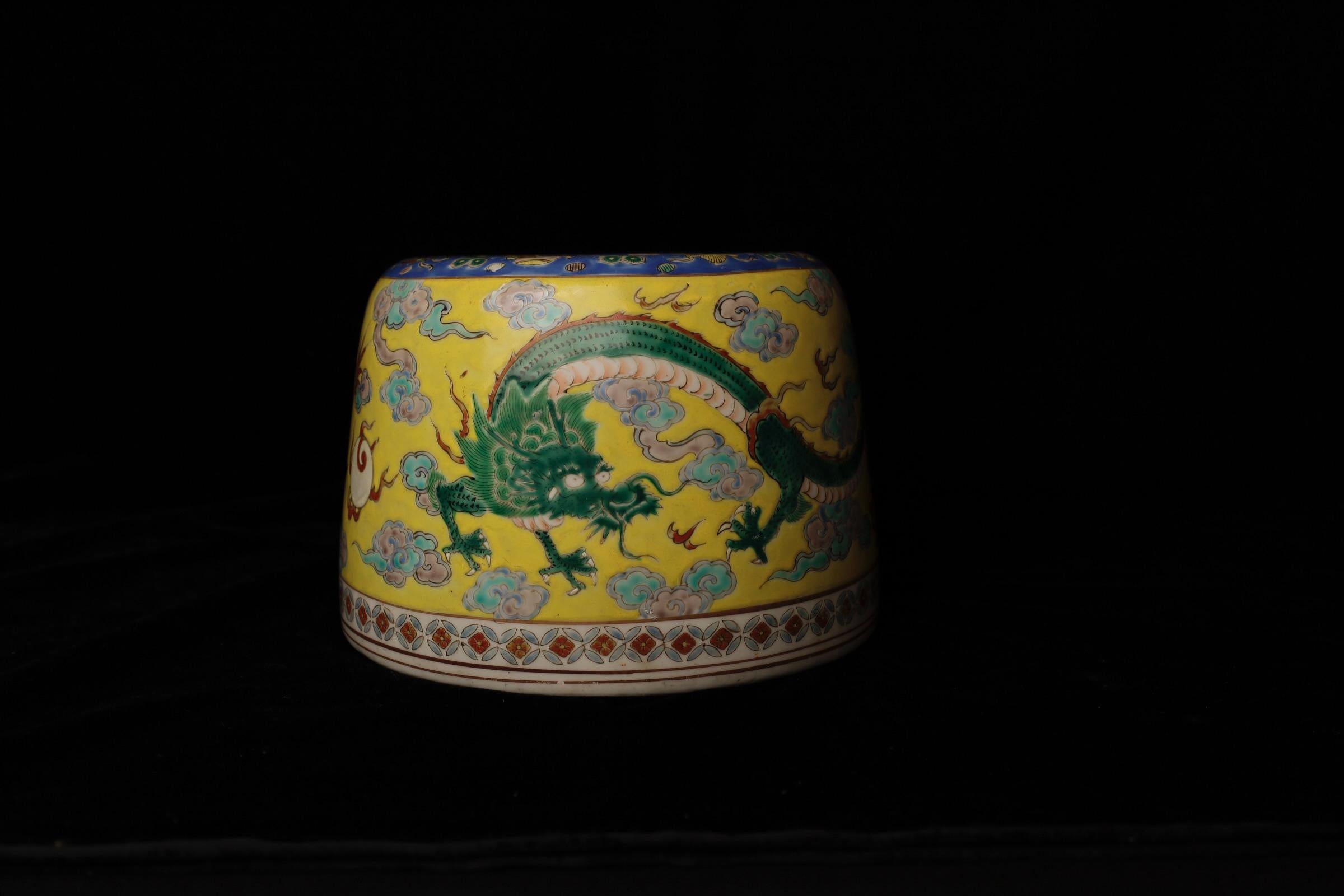 S. XVII-XVIII Precioso jarrón de porcelana con decoración de dragones y reparación kintsugi en venta 5