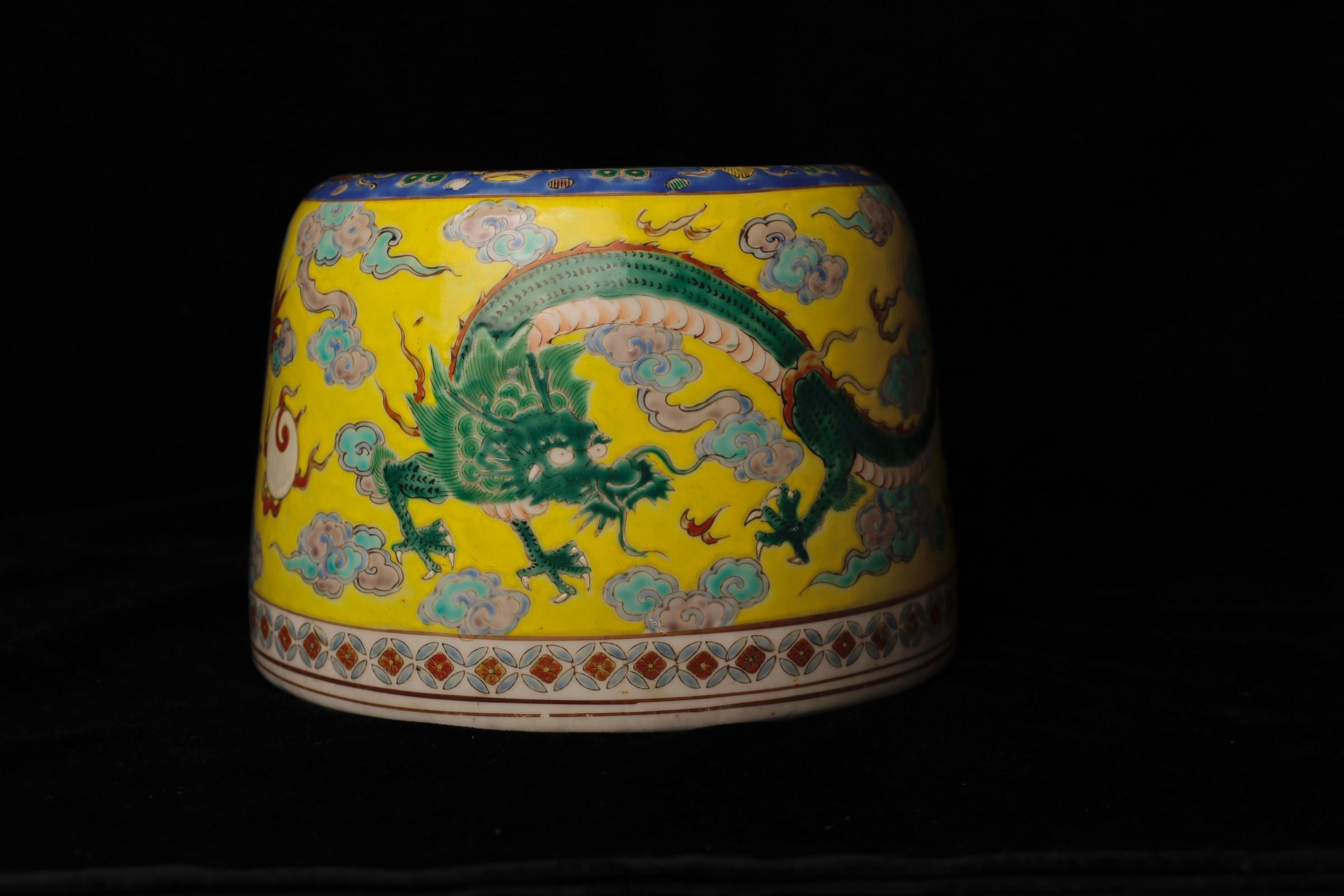 S. XVII-XVIII Precioso jarrón de porcelana con decoración de dragones y reparación kintsugi en venta 6