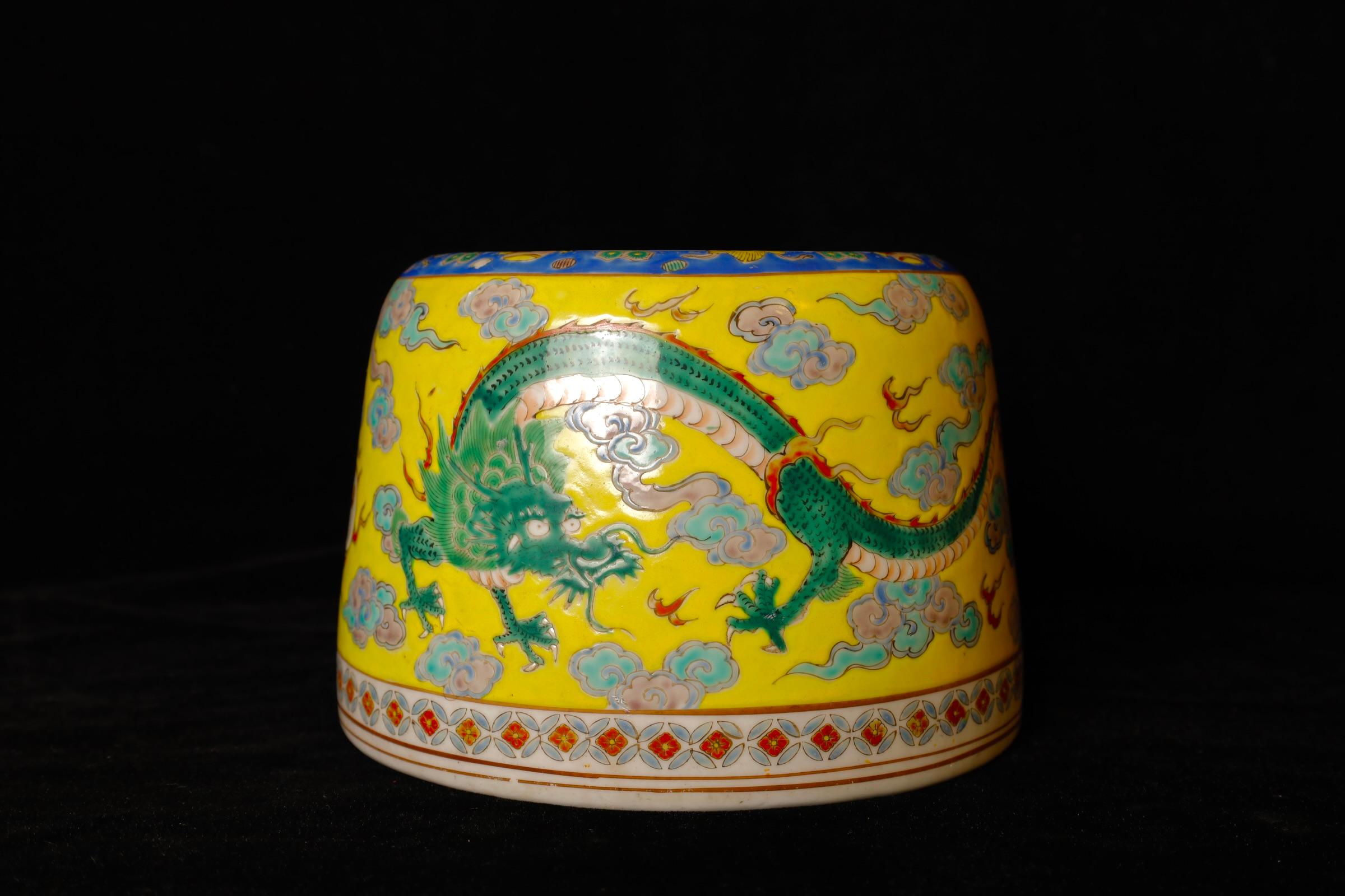 Precioso jarrón de porcelana policromada con impresionante decoración de Dragones y reparación Kintsugi única.   
Buen estado en general, con alguna grieta en el fondo del horno y una reparación única de oro kintsugi, que aumentan su valor. 
Tamaño: