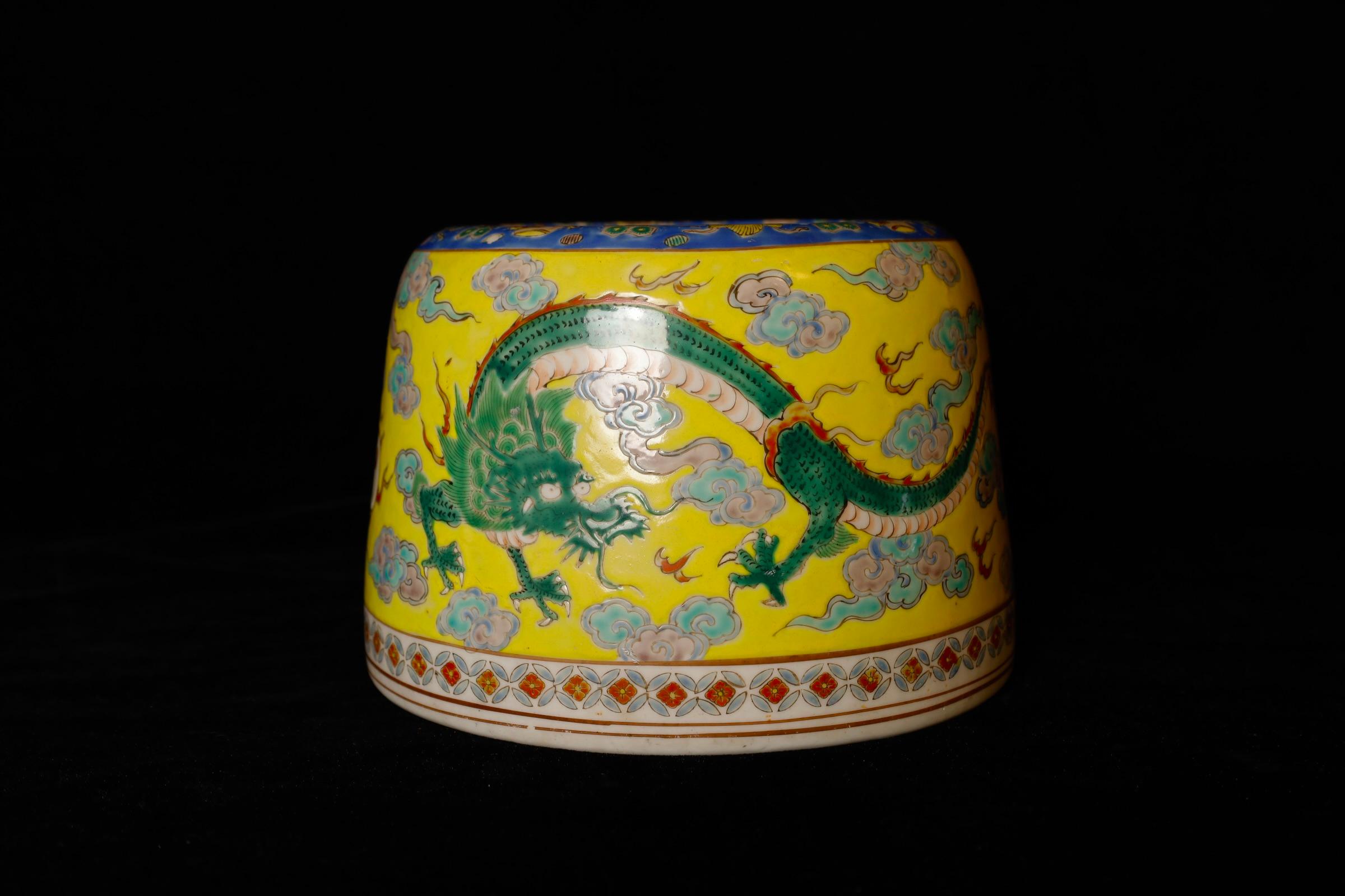 S. XVII-XVIII Precioso jarrón de porcelana con decoración de dragones y reparación kintsugi Qing en venta