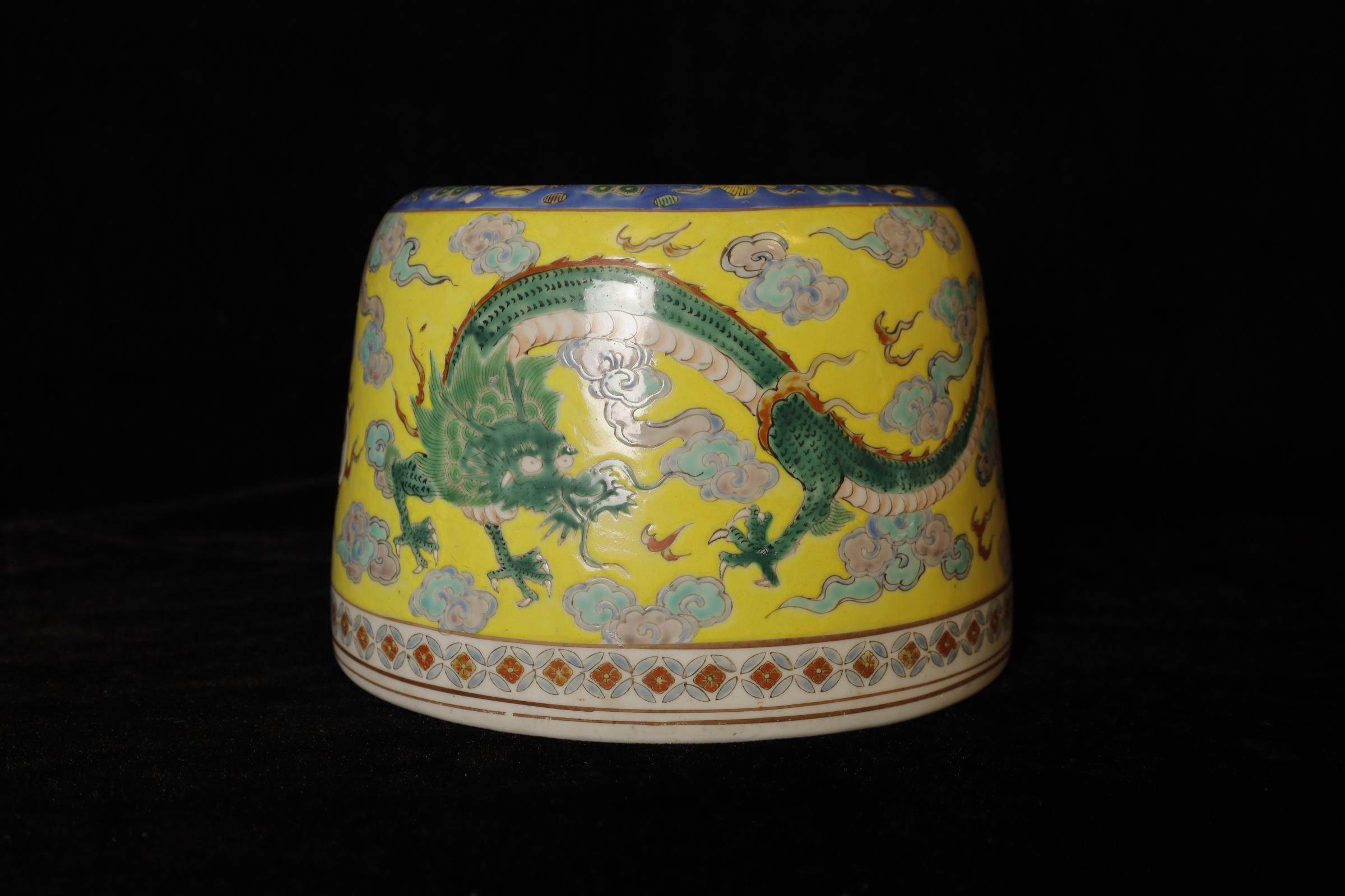 S. XVII-XVIII Precioso jarrón de porcelana con decoración de dragones y reparación kintsugi Chino en venta