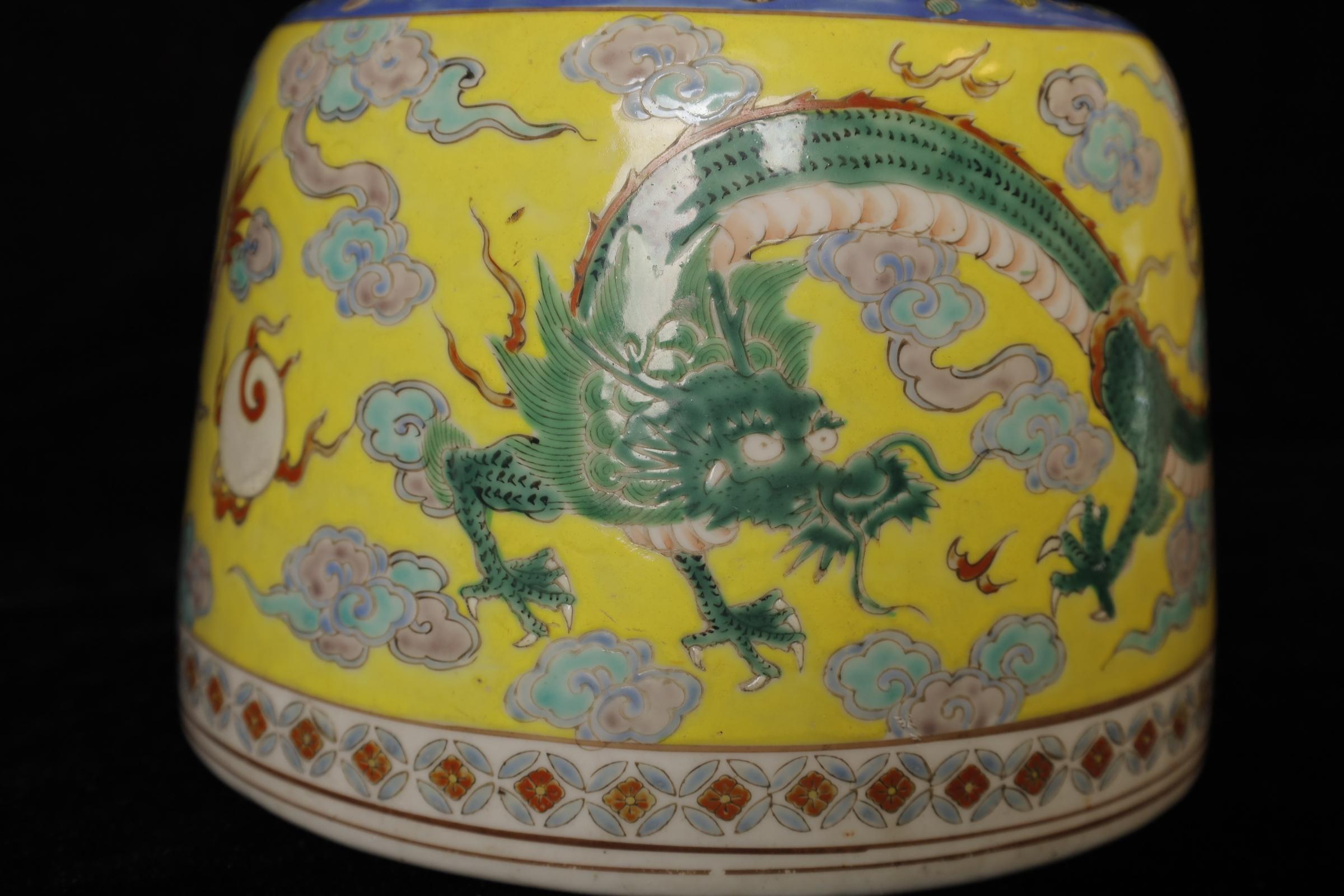 S. XVII-XVIII Precioso jarrón de porcelana con decoración de dragones y reparación kintsugi Glaseado en venta