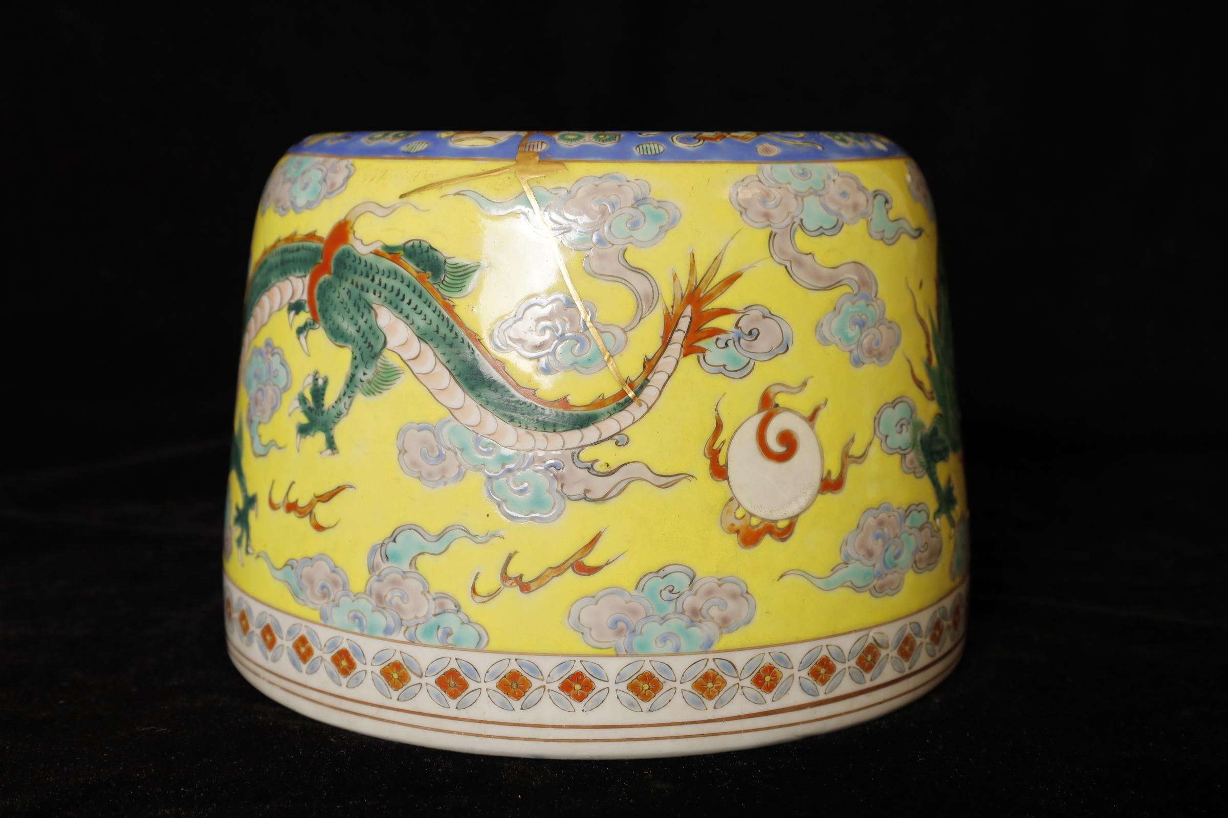 S. XVII-XVIII Precioso jarrón de porcelana con decoración de dragones y reparación kintsugi en Bueno estado para la venta en Fukuoka, JP