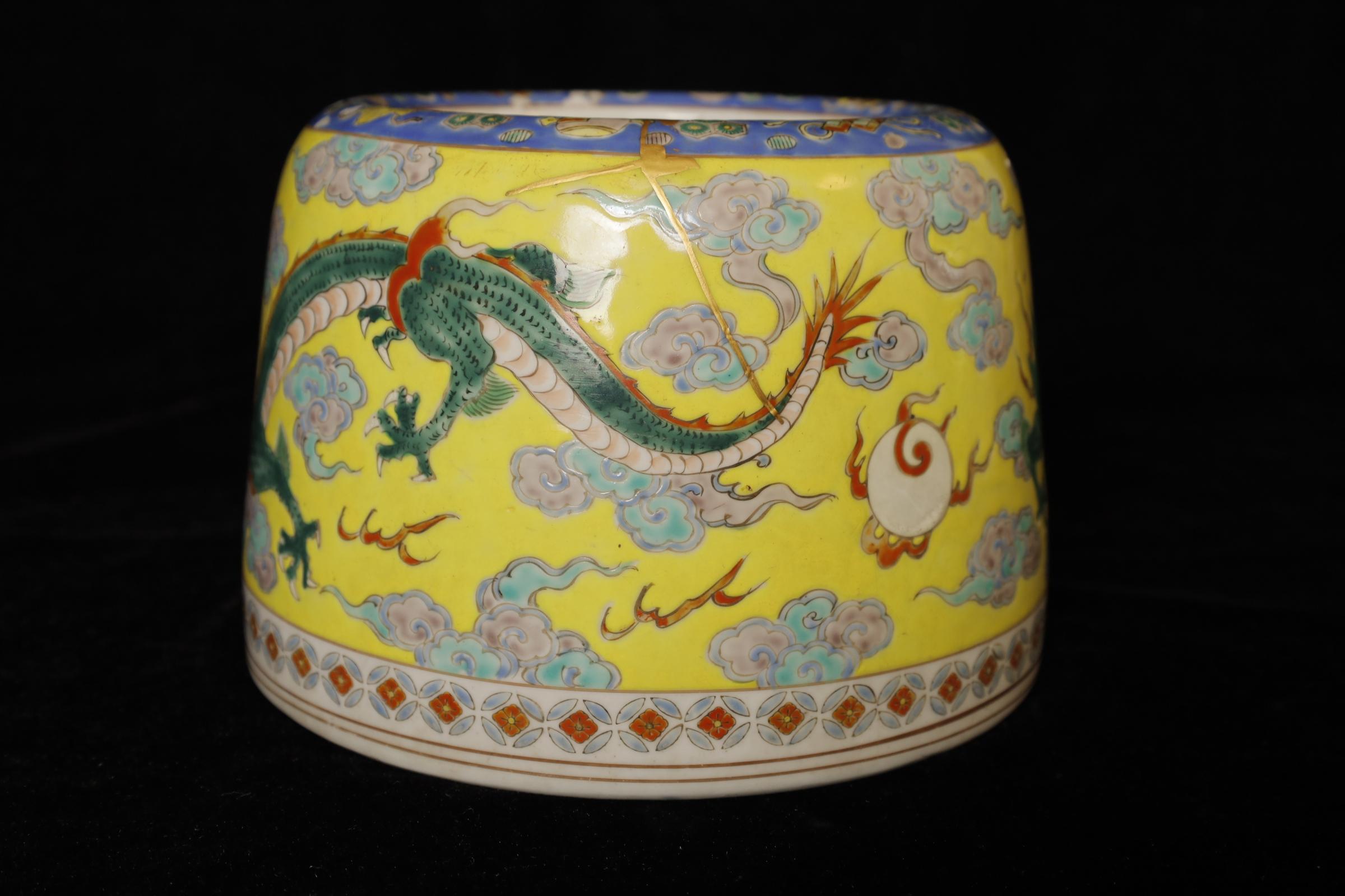 S. XVII-XVIII Precioso jarrón de porcelana con decoración de dragones y reparación kintsugi siglo XVII en venta