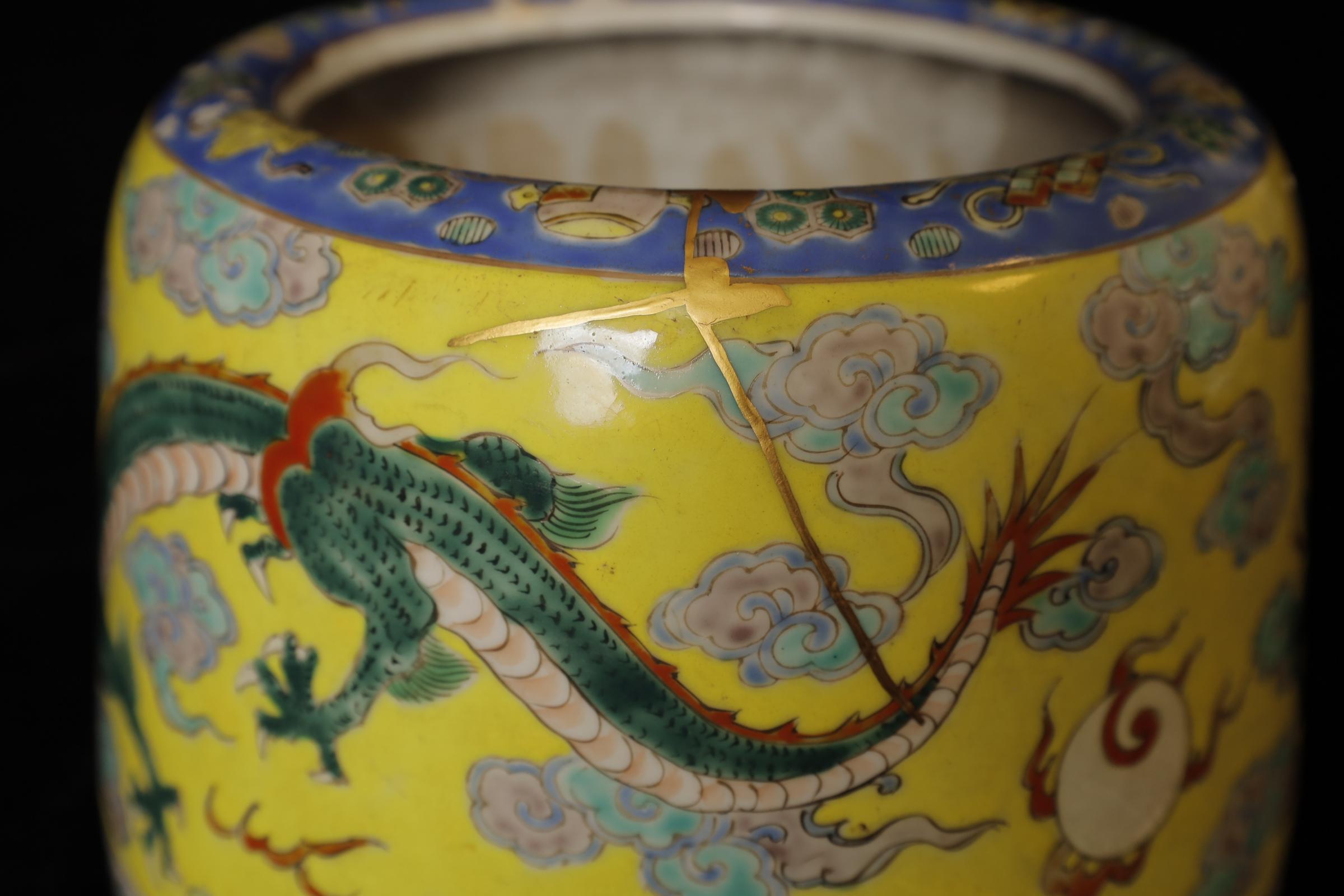 S. XVII-XVIII Precioso jarrón de porcelana con decoración de dragones y reparación kintsugi Cerámico en venta