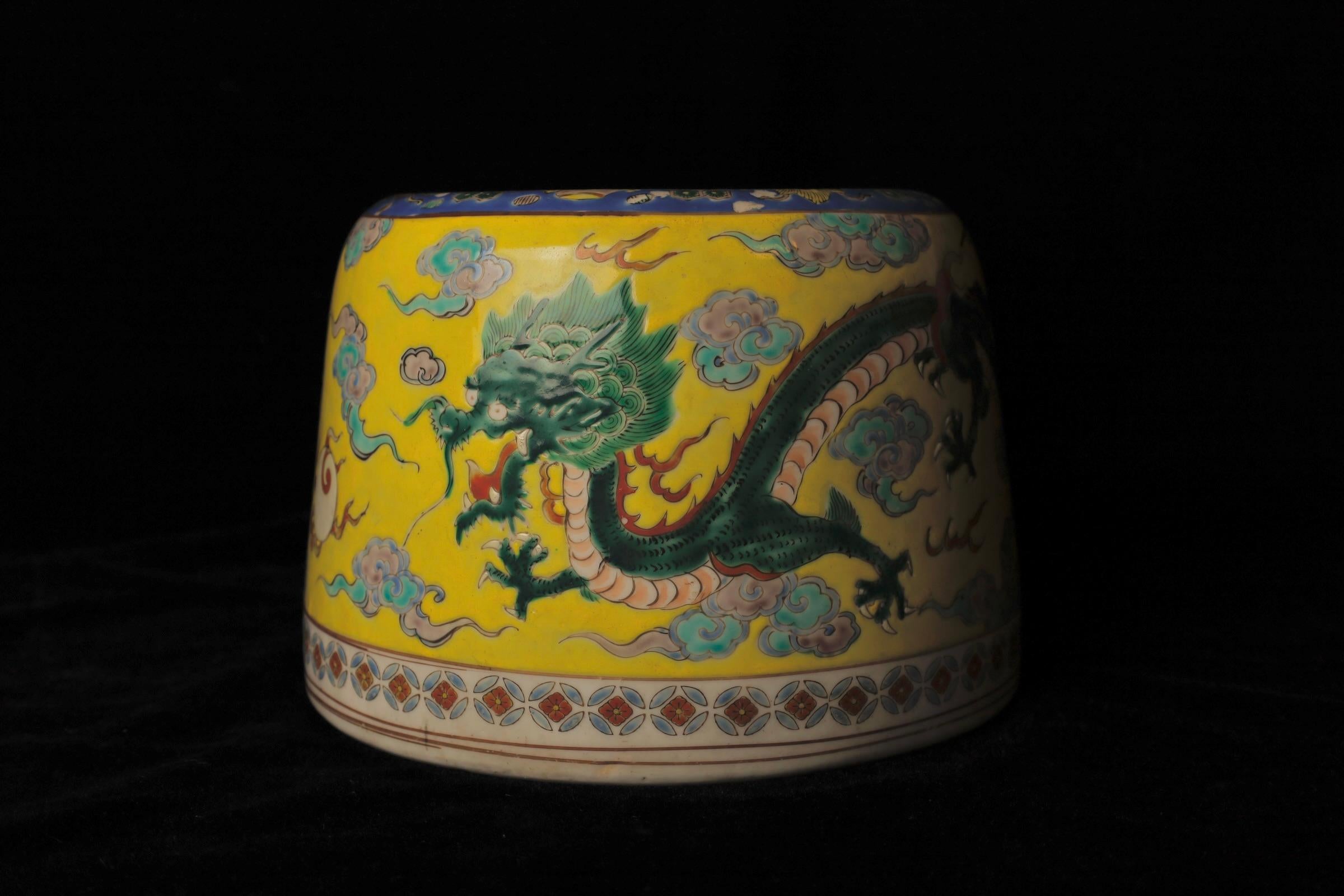 S. XVII-XVIII Precioso jarrón de porcelana con decoración de dragones y reparación kintsugi en venta 1