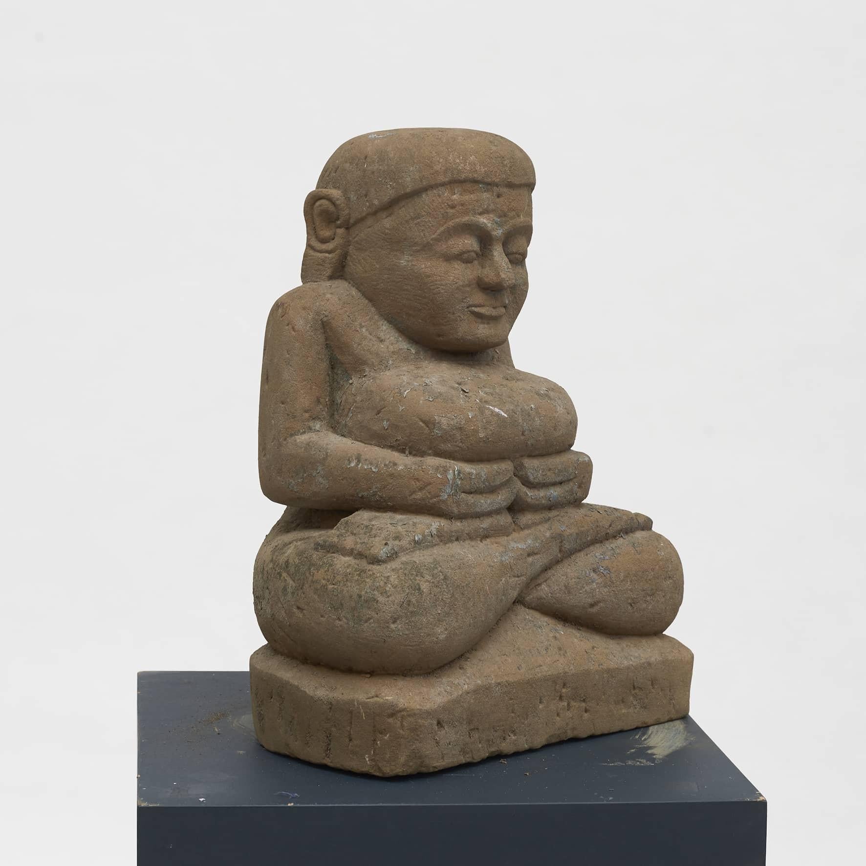 Sculpture de Bouddha en grès sculpté birman.
Assis en dhyanasana avec les jambes en virasana, la position du demi-lotus, les mains en dhyana mudra, le geste de la méditation.

Provient d'une pagode / d'un temple de l'Arakan, une région